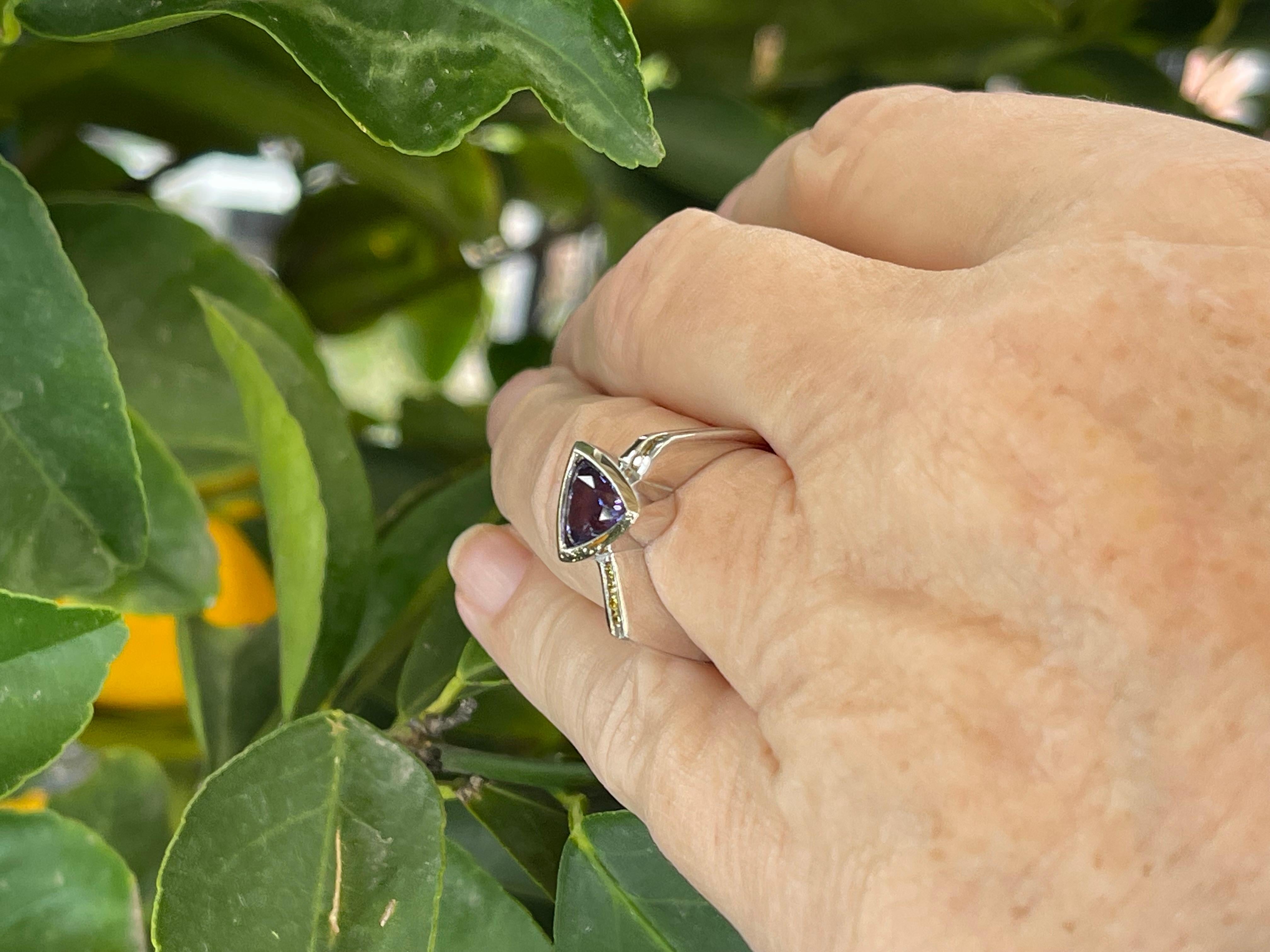 Contemporary Purple Sapphire 1.5 Carat and Yellow Diamond White Gold Ring For Sale