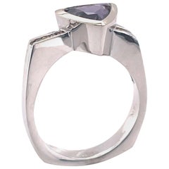 Bague en or blanc avec saphir violet de 1,5 carat et diamant jaune