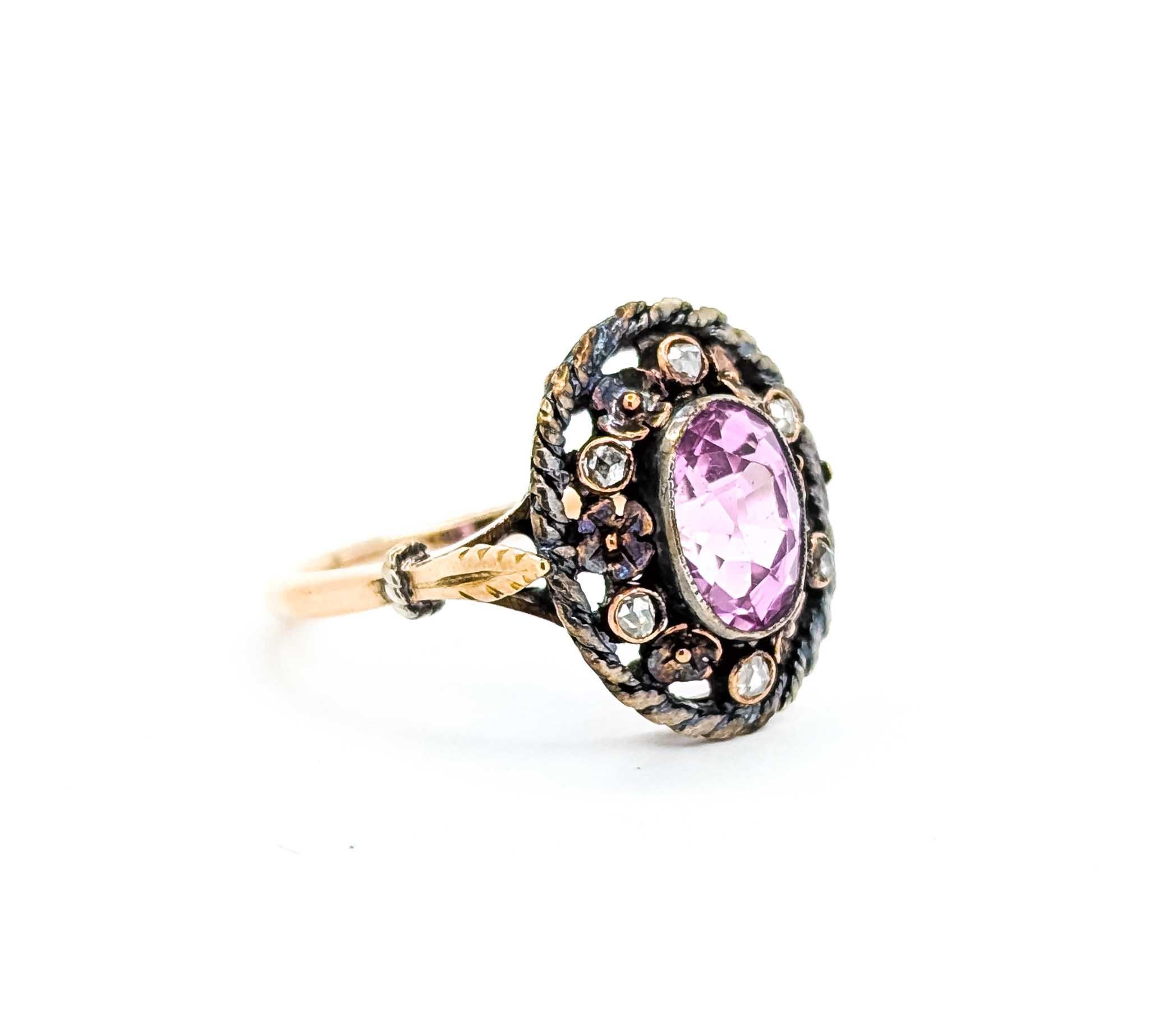 Violetter Saphir und Diamantring aus 15k viktorianischem Gold

Dieser exquisite Ring ist aus 15k viktorianischem Gold gefertigt. Dieses bezaubernde Schmuckstück ist mit einem atemberaubenden violetten Saphir von 2,00 Karat besetzt, der auf elegante