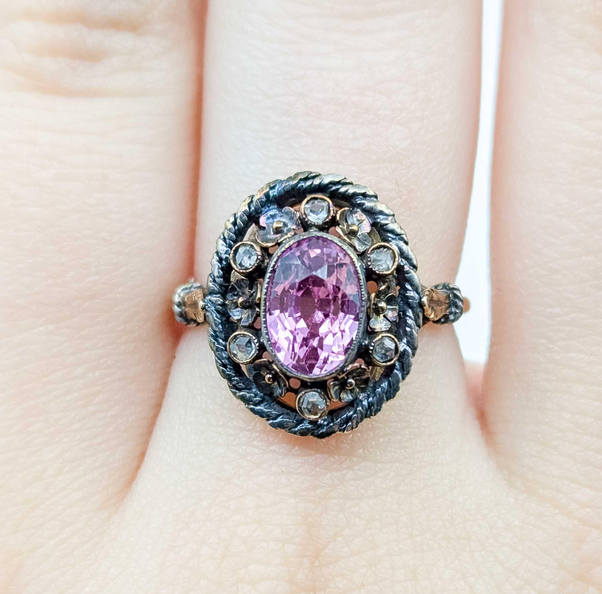 Violetter Saphir und Diamantring aus 15k viktorianischem Gold im Angebot 1