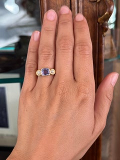 Bague à chaton à trois pierres en saphir violet et diamant