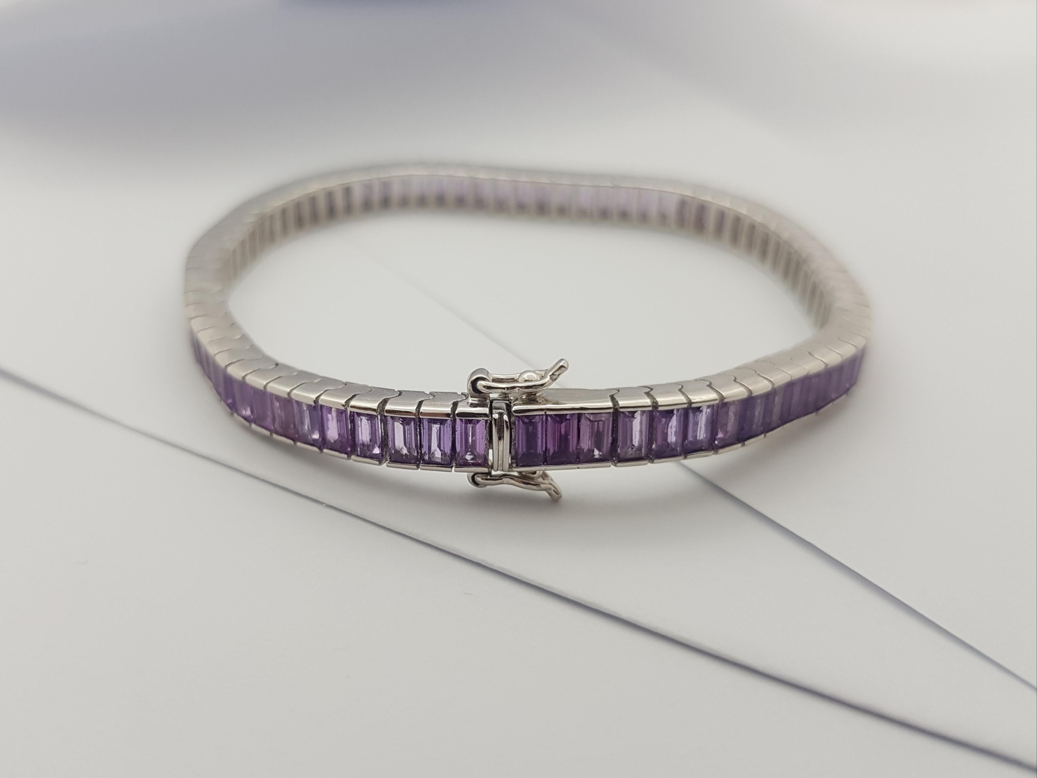 Bracelet de saphirs violets sertis dans des montures en or blanc 18 carats en vente 8