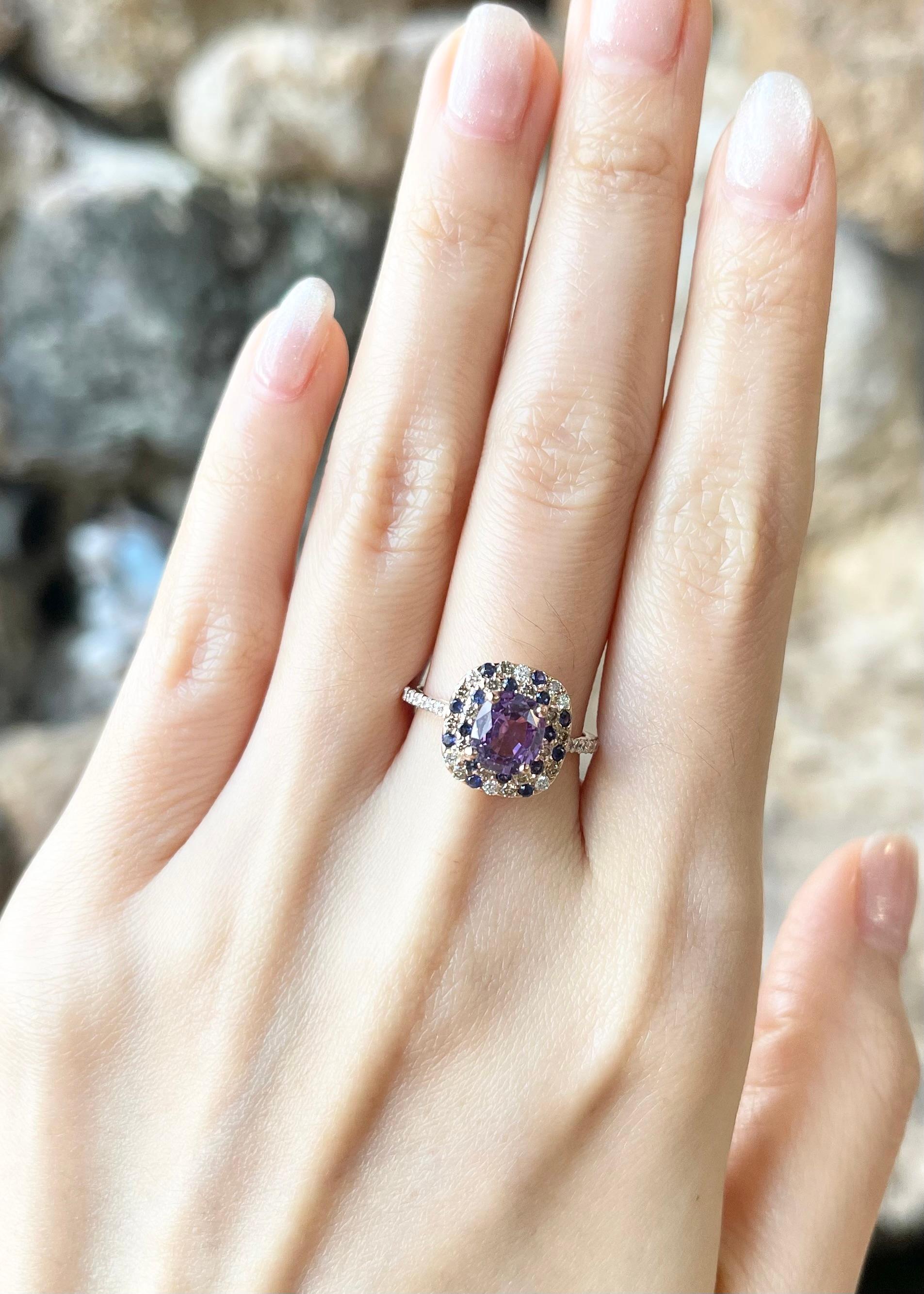 Saphir violet 1,90 carats, saphir violet 0,25 carats, diamant brun 0,20 carats et diamant 0,19 carats Bague en or rose 18 carats

Largeur :  1,2 cm 
Longueur : 1,2 cm
Taille de l'anneau : 53
Poids total : 4,16 grammes

