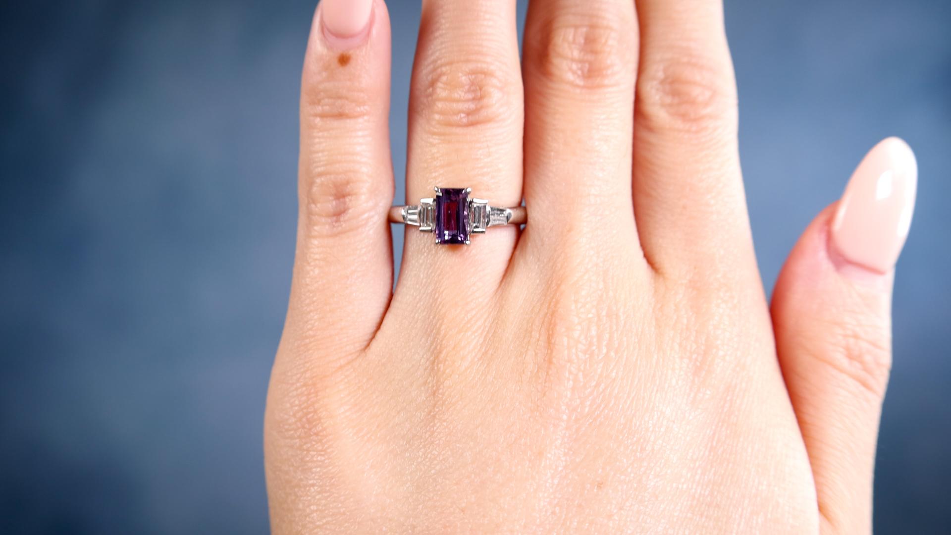 Ein lila Saphir-Diamant-Platin-Ring. Mit einem lila Saphir im Baguetteschliff von 0,99 Karat. Zwei Diamanten im Baguetteschliff und vier spitz zulaufende Diamanten im Baguetteschliff mit einem Gesamtgewicht von 0,40 Karat (Farbe F-G, Reinheit VS)