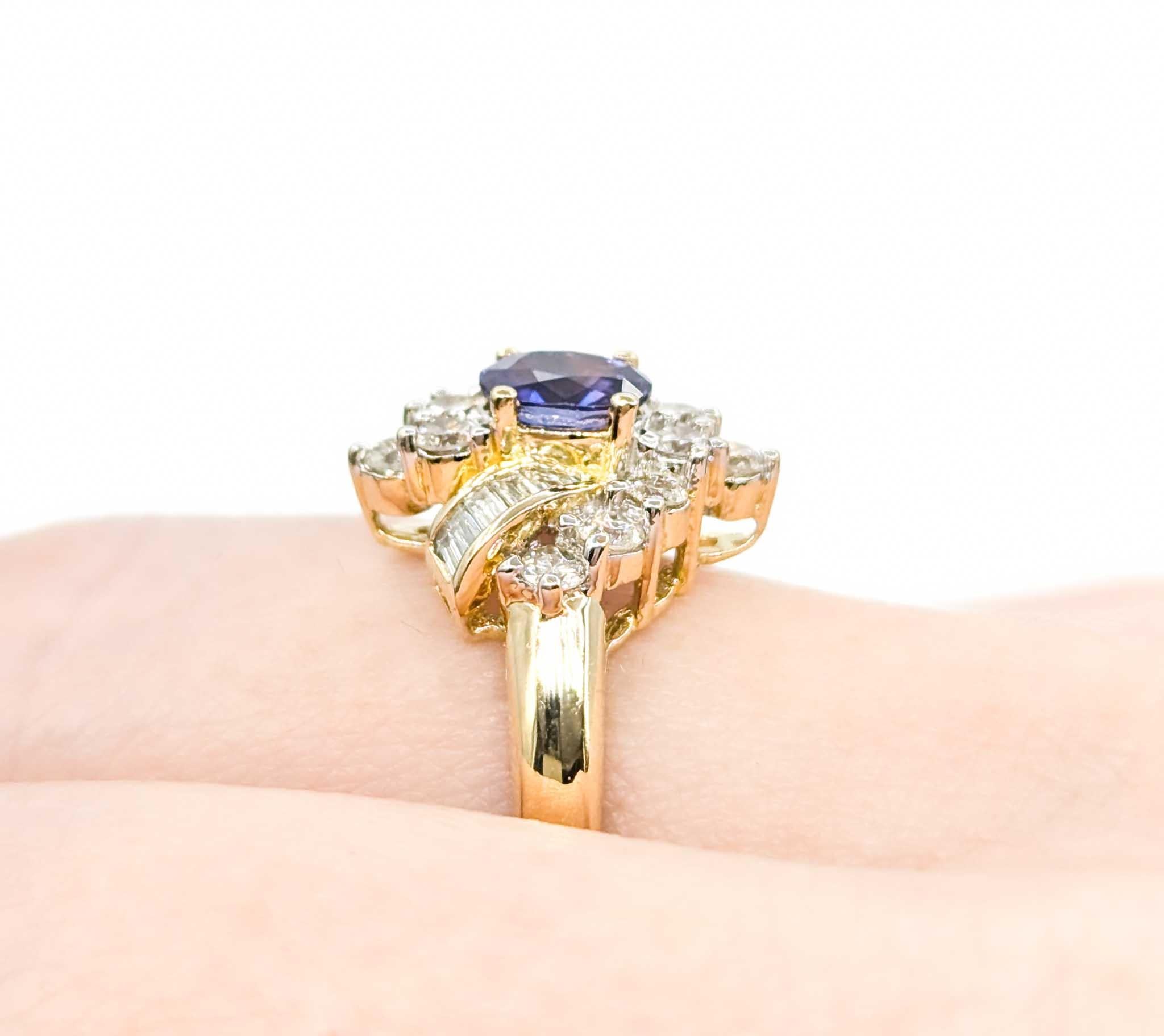 Anillo de Zafiro Violeta y Diamante en Oro Amarillo de 14k

Este precioso anillo está elaborado en oro amarillo de 14 quilates y lleva una pieza central de zafiro púrpura de 0,80 quilates, la piedra de nacimiento de septiembre. El zafiro se