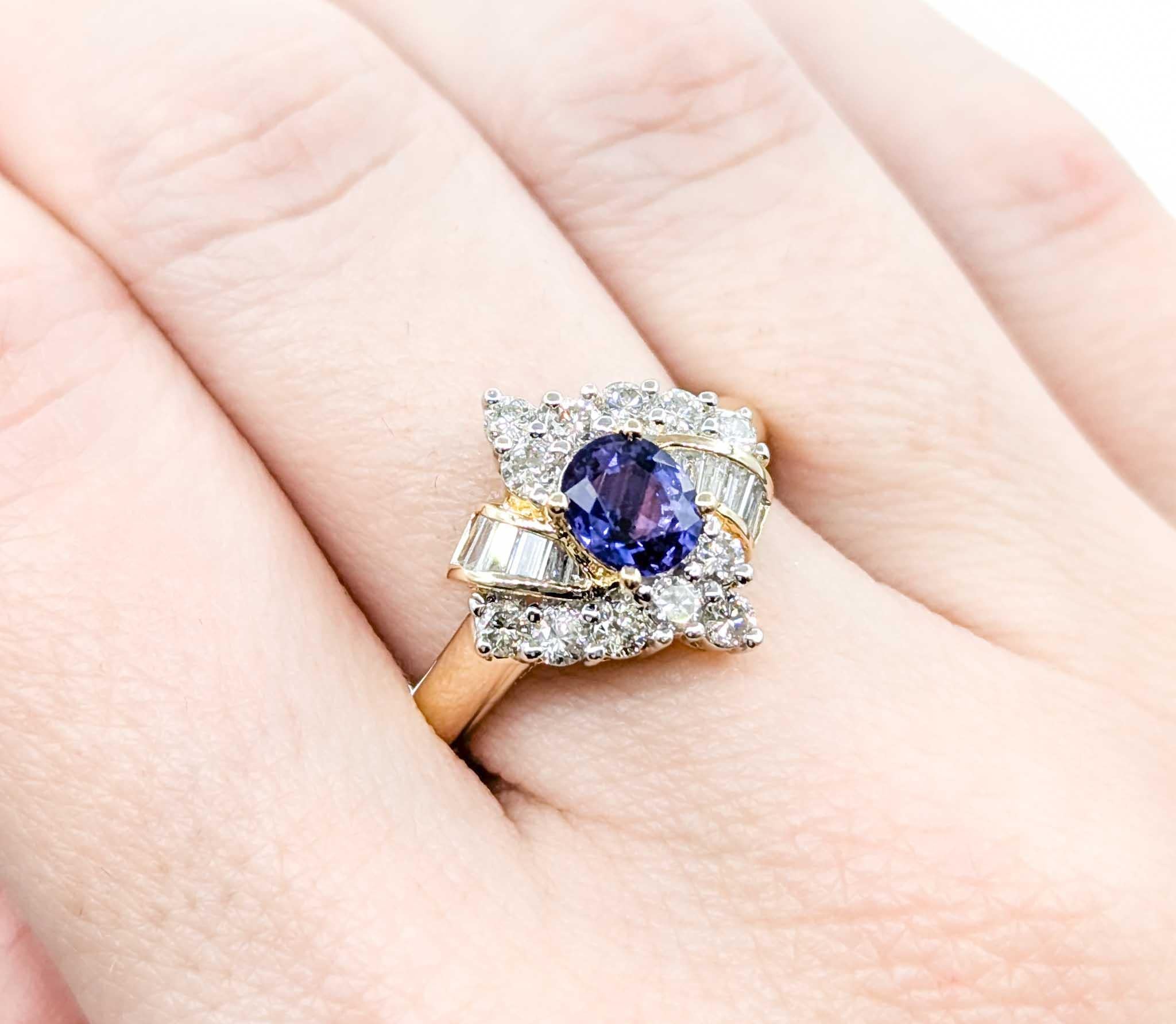Anillo de Zafiro Violeta y Diamante en Oro Amarillo de 14k Corte oval en venta