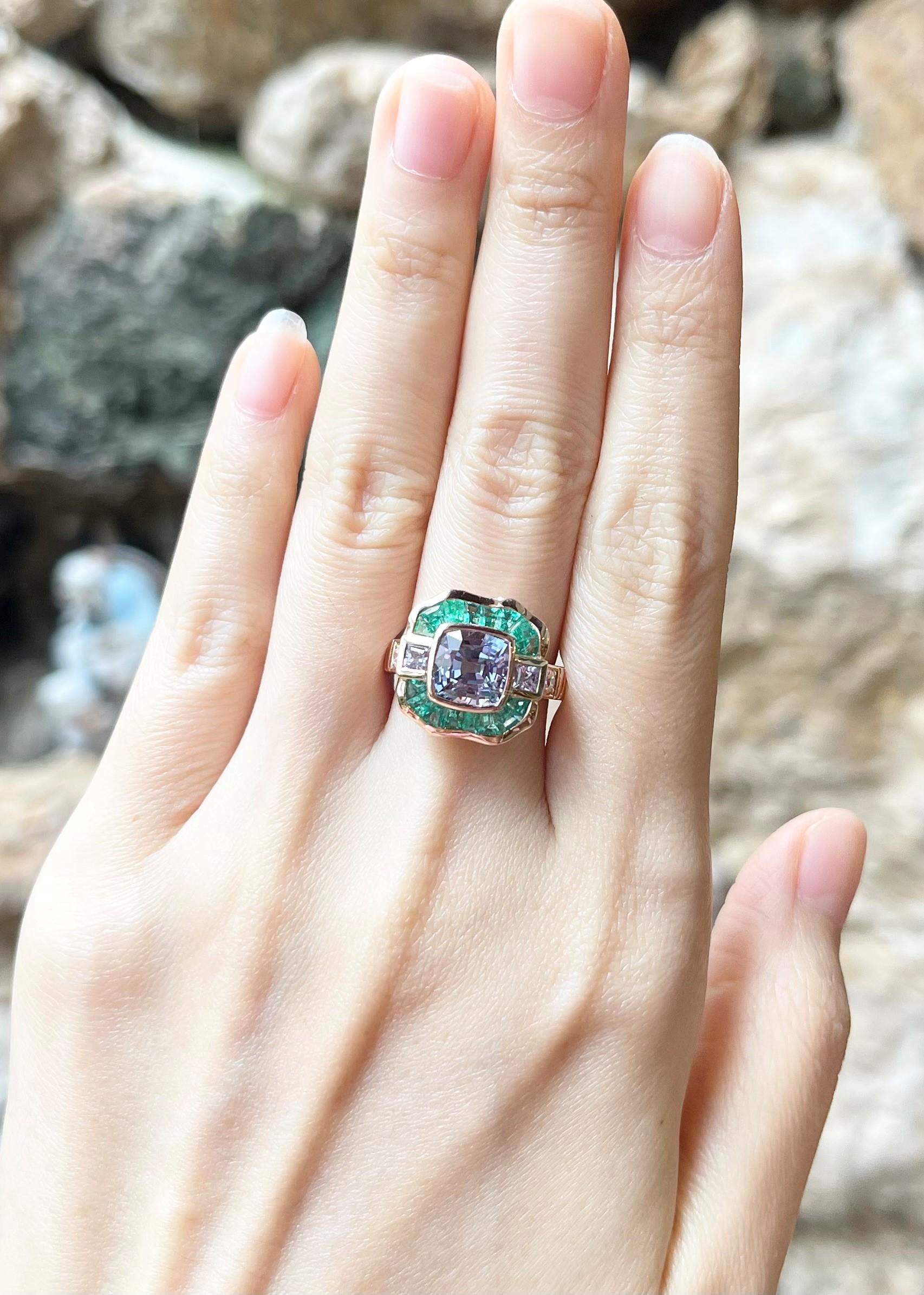 Unheated Color Change Sapphire, Emerald, Diamond Ring in 18K Rose Gold In New Condition For Sale In Bangkok, TH