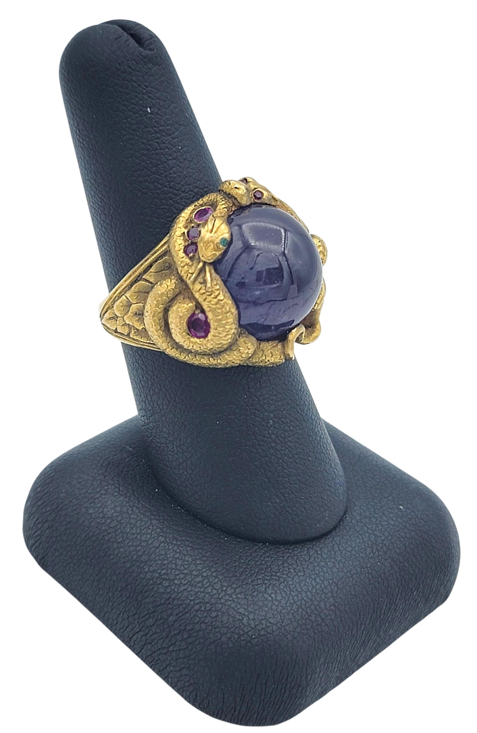 Anello Cocktail con motivo a serpente in zaffiro viola, smeraldo e rubino, oro giallo 18 carati in vendita 4