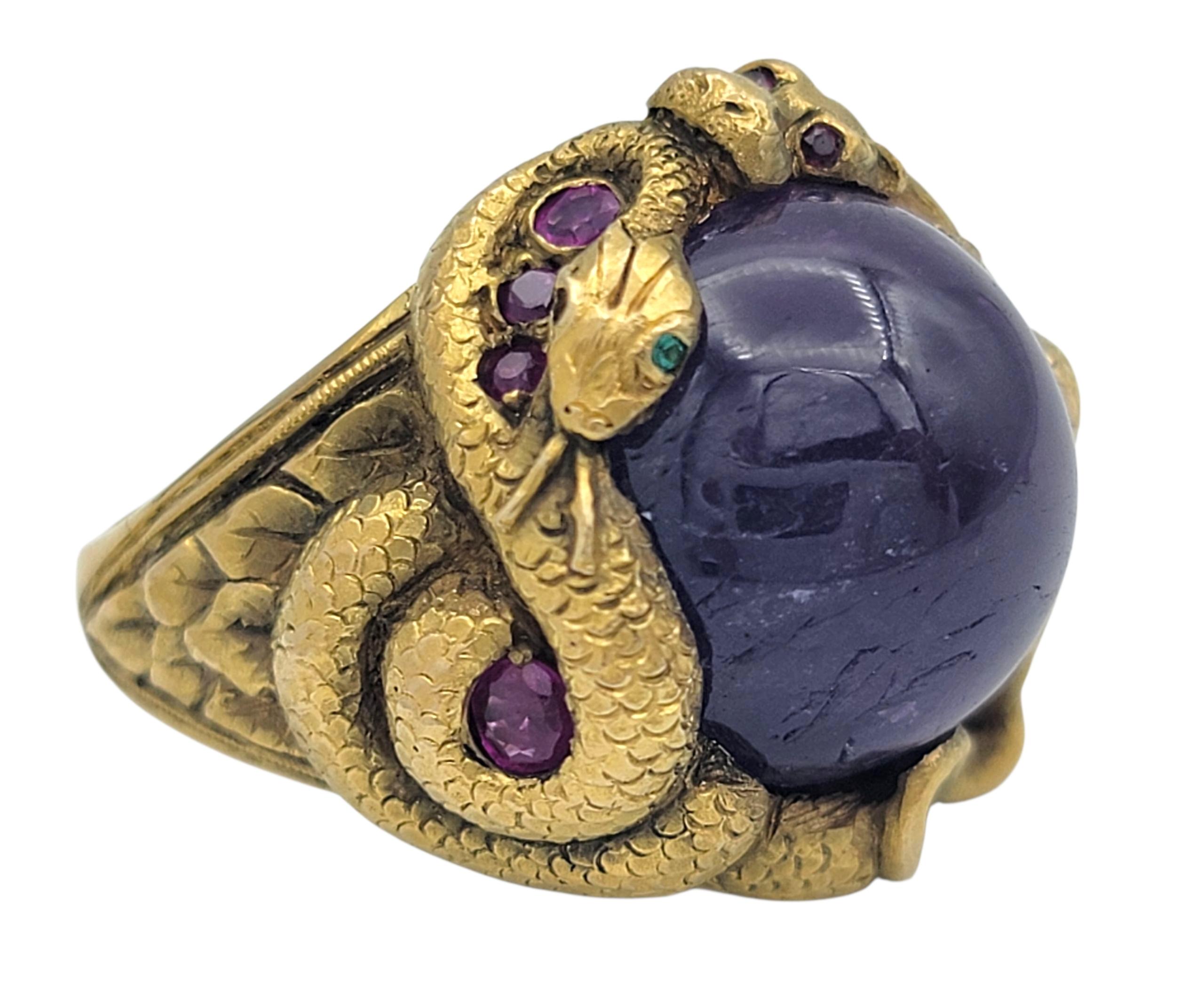 Contemporaneo Anello Cocktail con motivo a serpente in zaffiro viola, smeraldo e rubino, oro giallo 18 carati in vendita