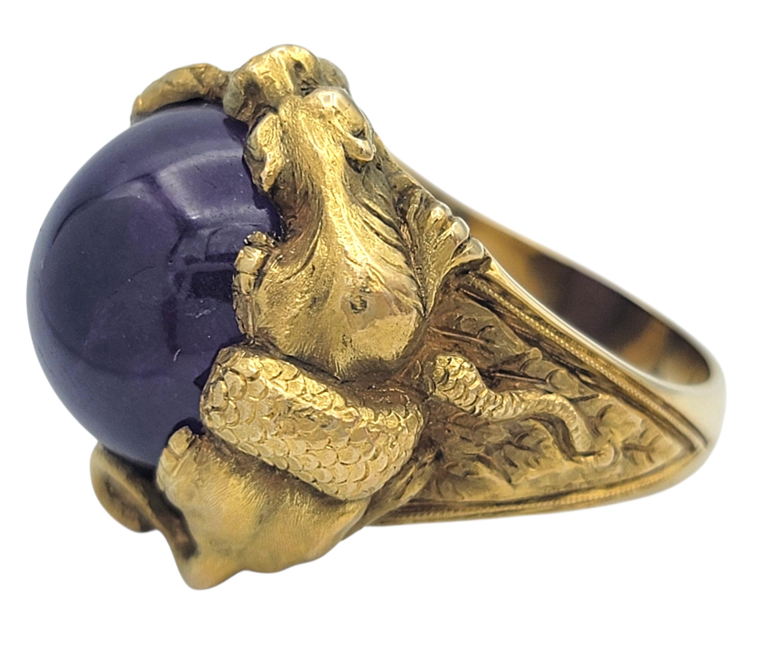 Cabochon Anello Cocktail con motivo a serpente in zaffiro viola, smeraldo e rubino, oro giallo 18 carati in vendita