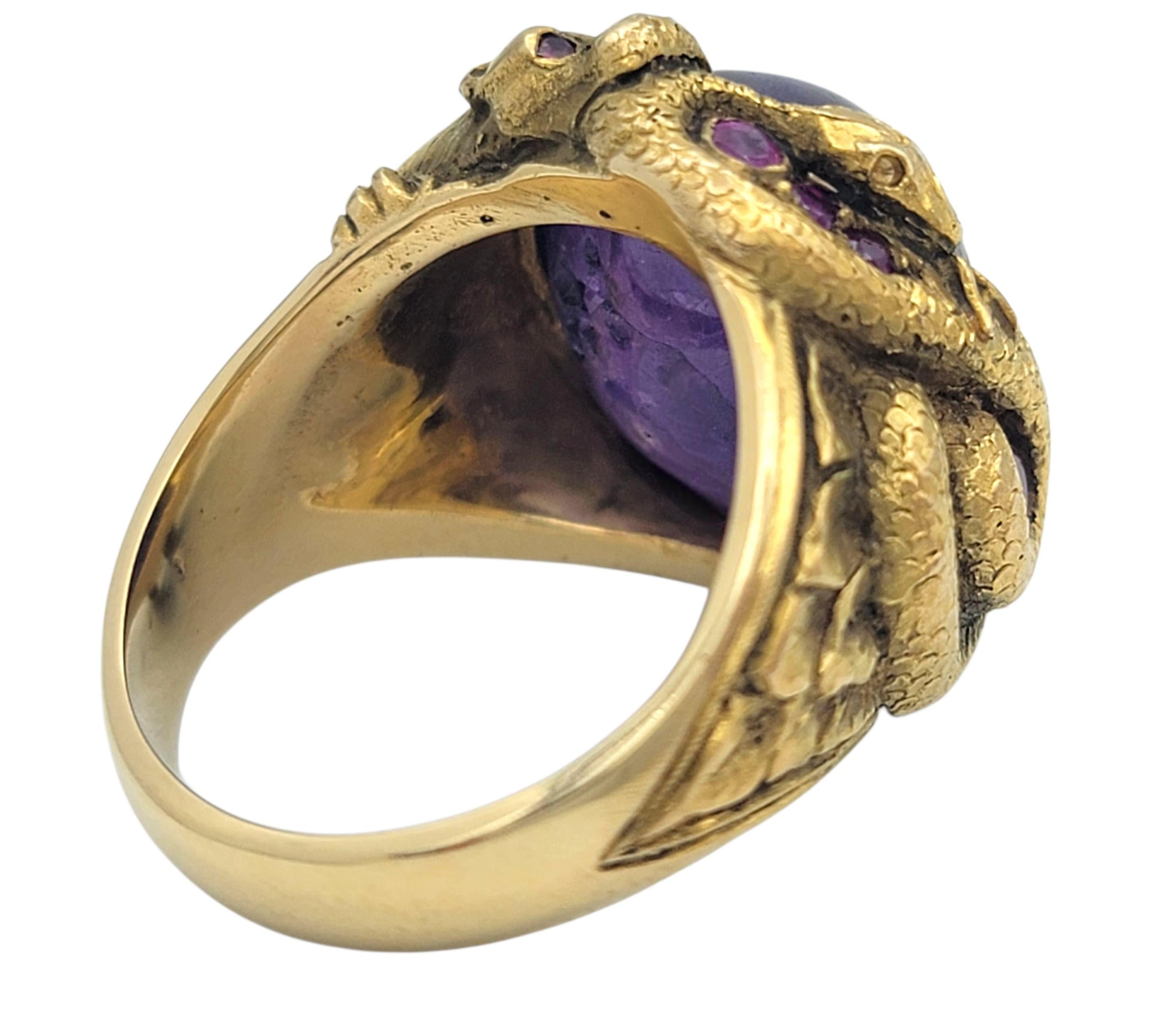 Anello Cocktail con motivo a serpente in zaffiro viola, smeraldo e rubino, oro giallo 18 carati In condizioni buone in vendita a Scottsdale, AZ