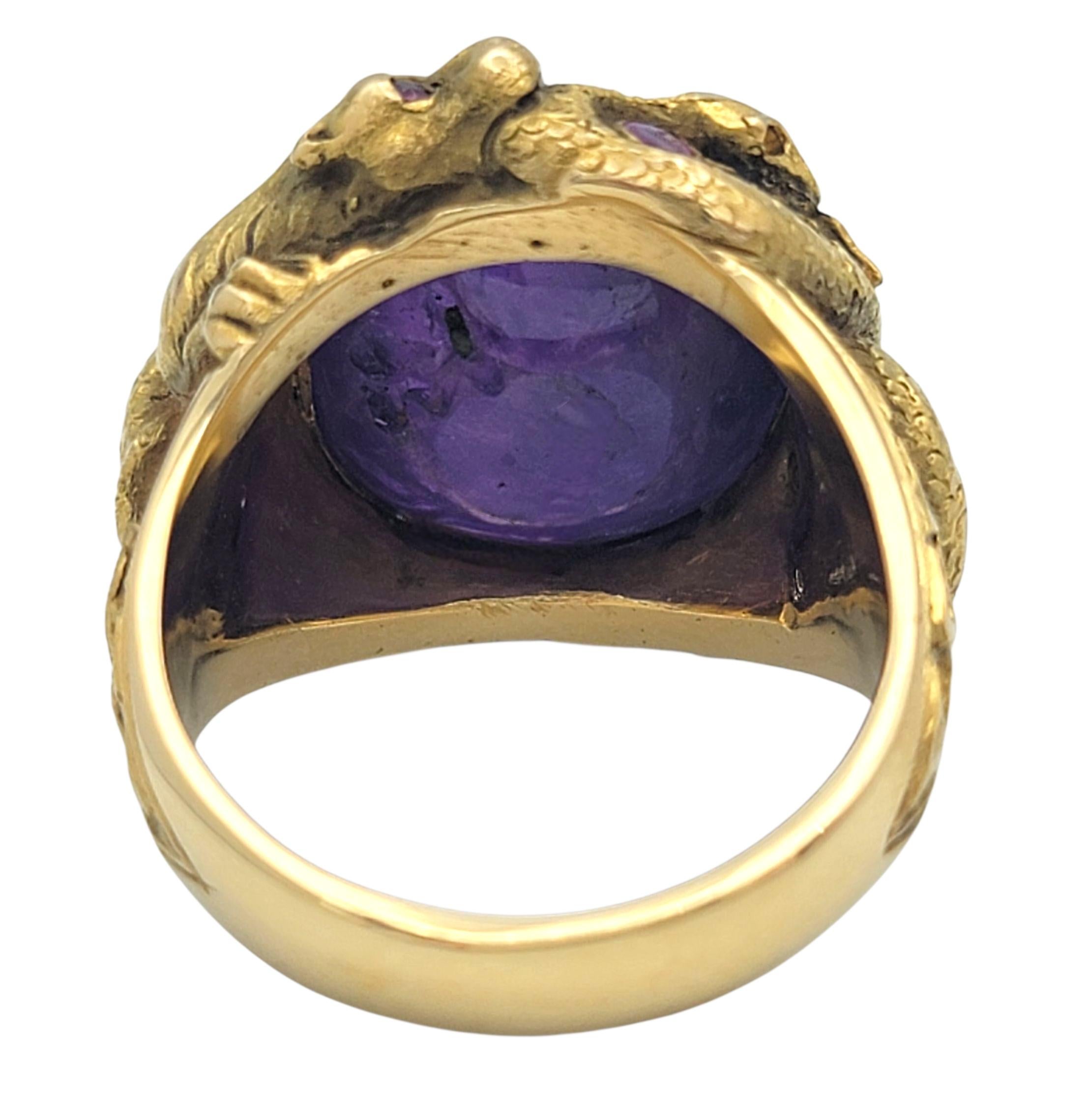 Donna Anello Cocktail con motivo a serpente in zaffiro viola, smeraldo e rubino, oro giallo 18 carati in vendita