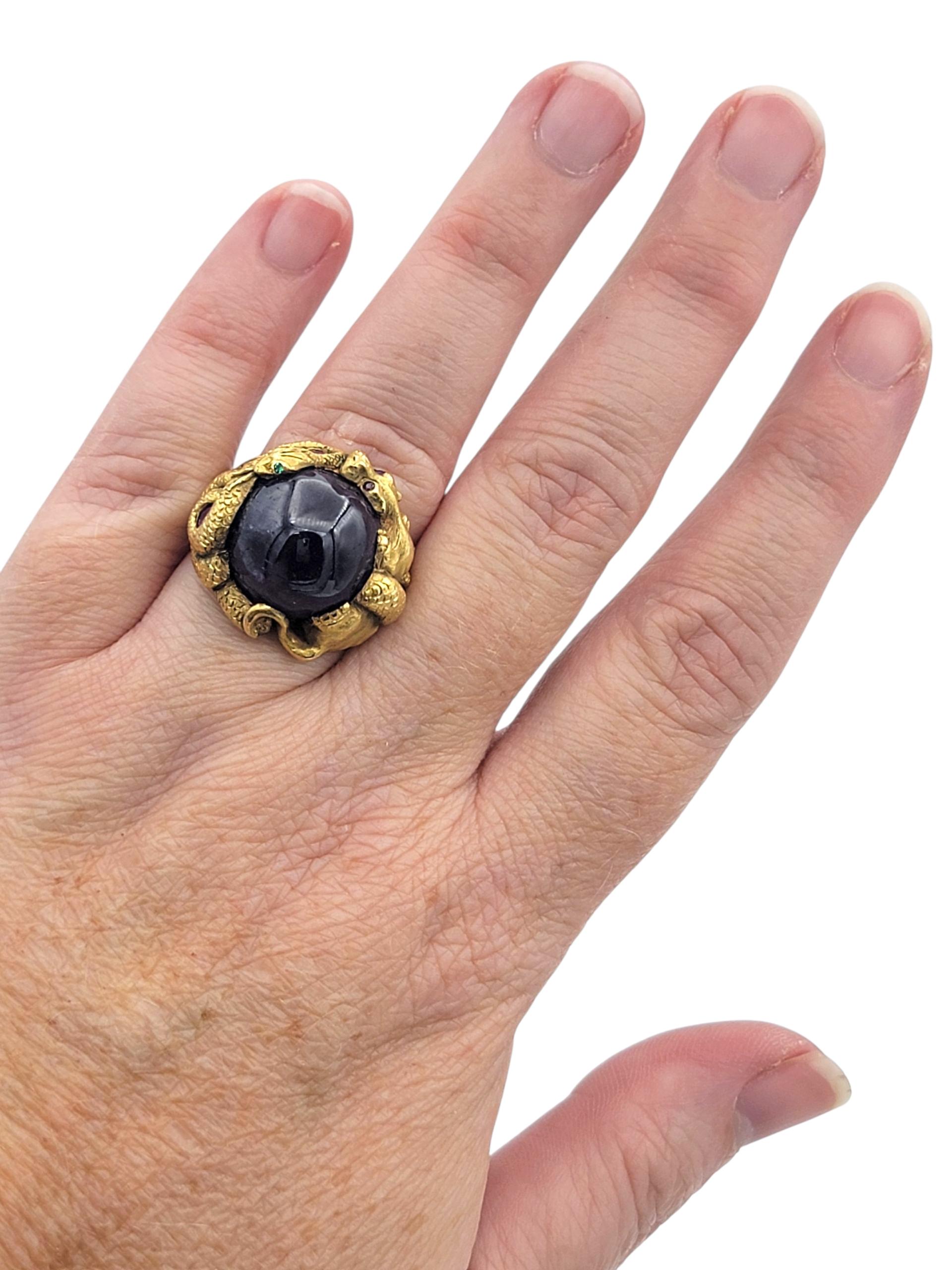 Anello Cocktail con motivo a serpente in zaffiro viola, smeraldo e rubino, oro giallo 18 carati in vendita 1