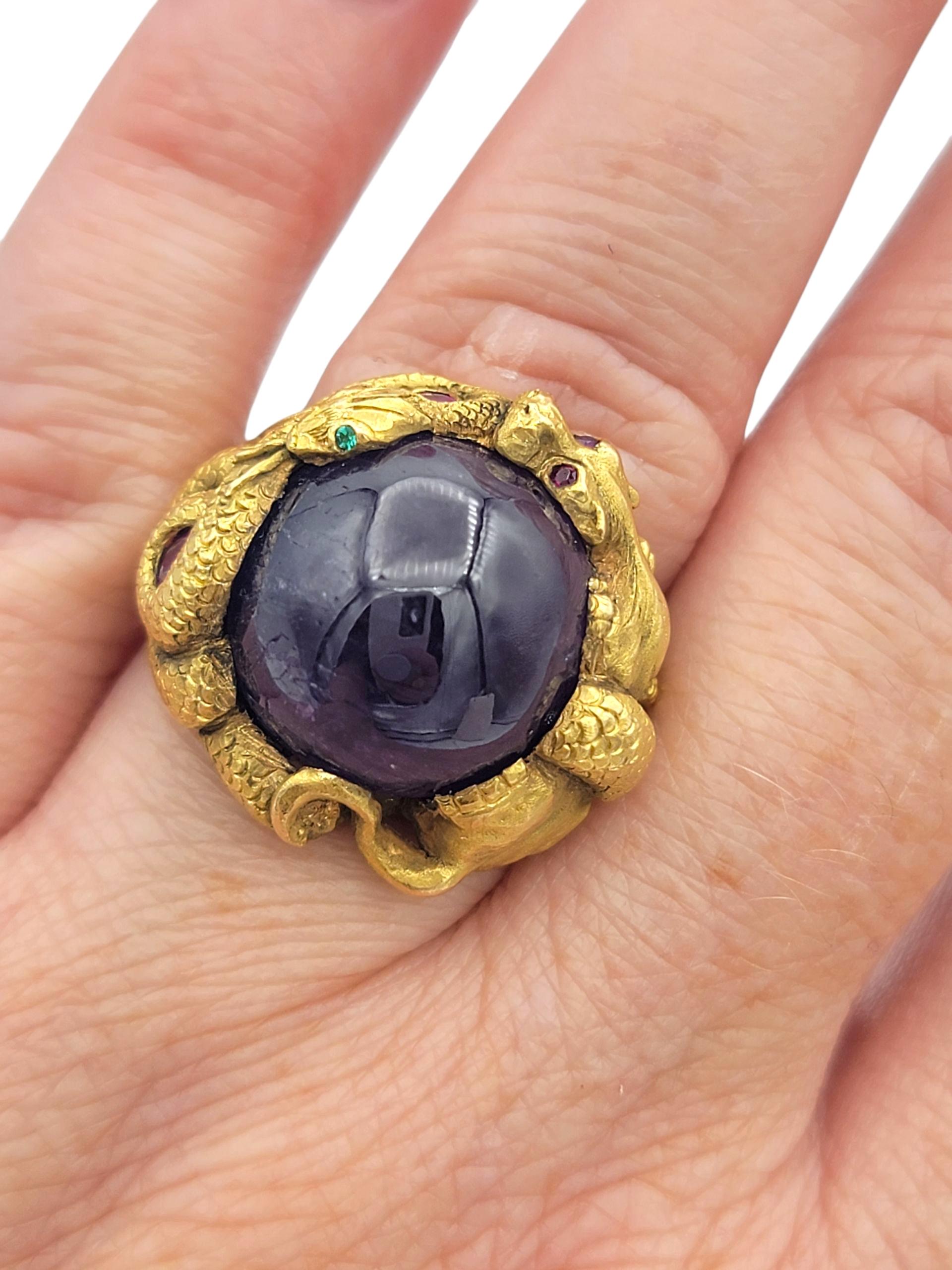 Anello Cocktail con motivo a serpente in zaffiro viola, smeraldo e rubino, oro giallo 18 carati in vendita 2