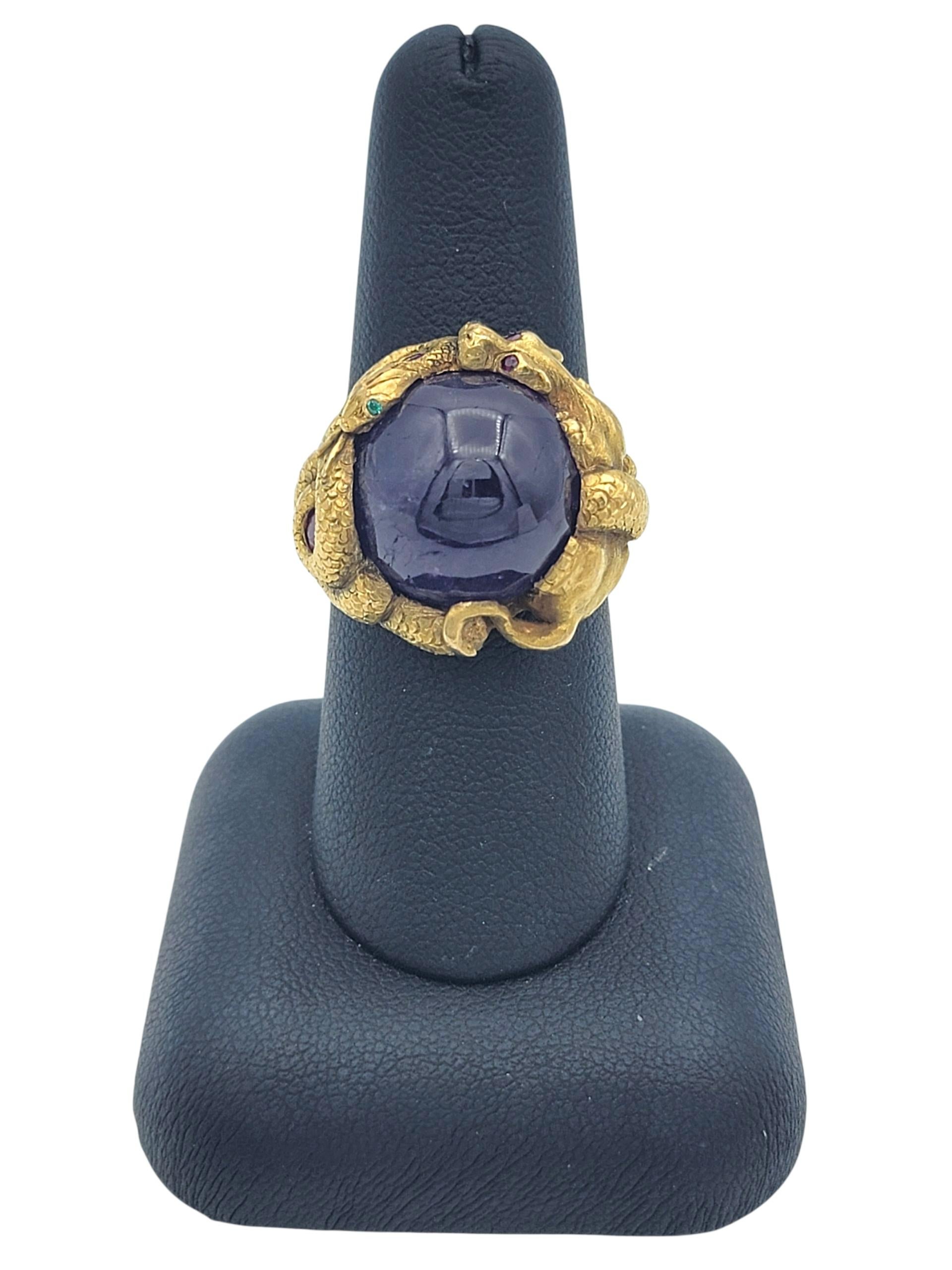 Anello Cocktail con motivo a serpente in zaffiro viola, smeraldo e rubino, oro giallo 18 carati in vendita 3