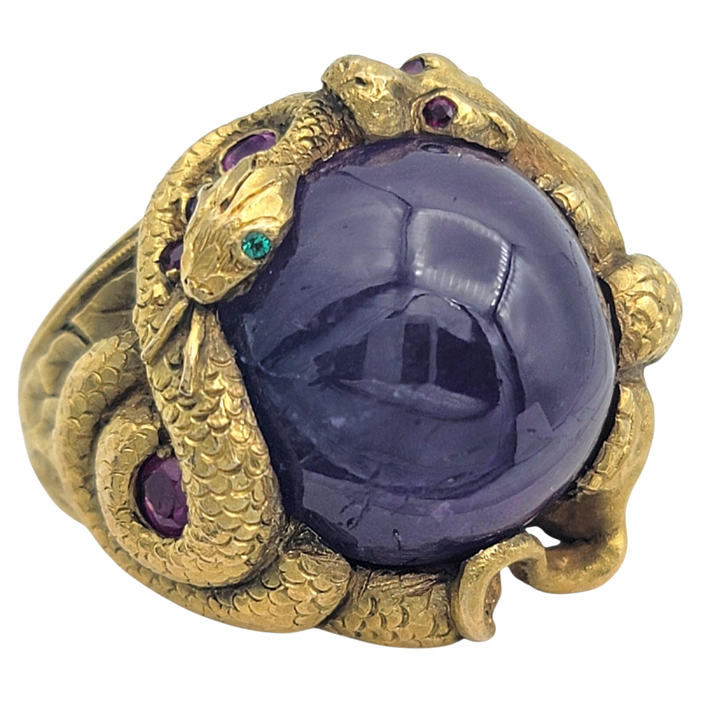 Anello Cocktail con motivo a serpente in zaffiro viola, smeraldo e rubino, oro giallo 18 carati in vendita