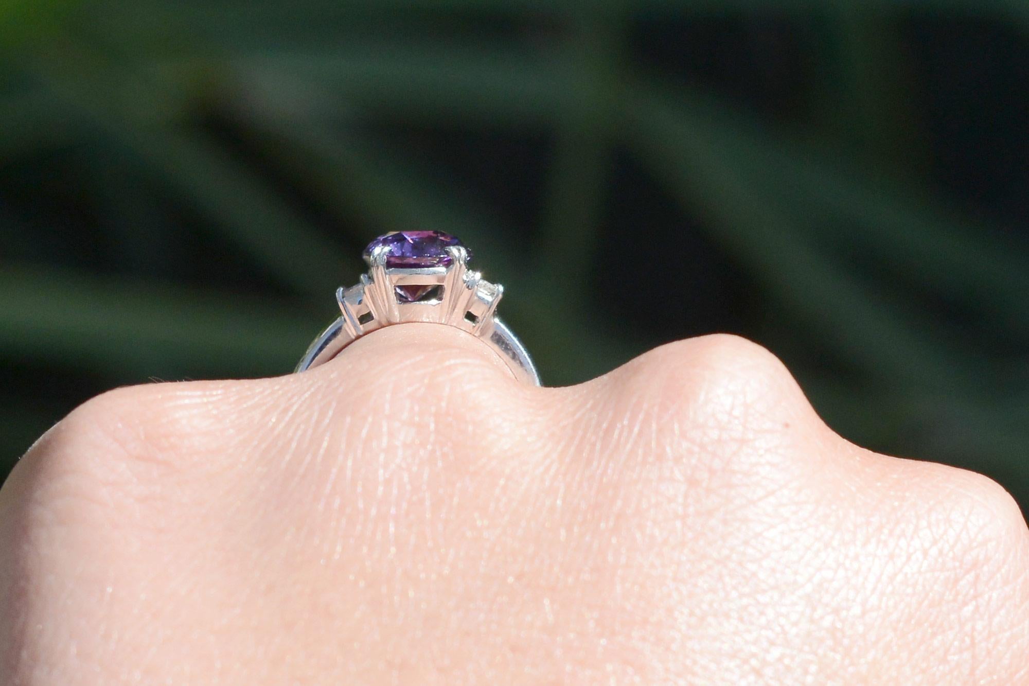 Taille ovale Bague de fiançailles avec saphir violet de 3,23 carats et 2 diamants en vente