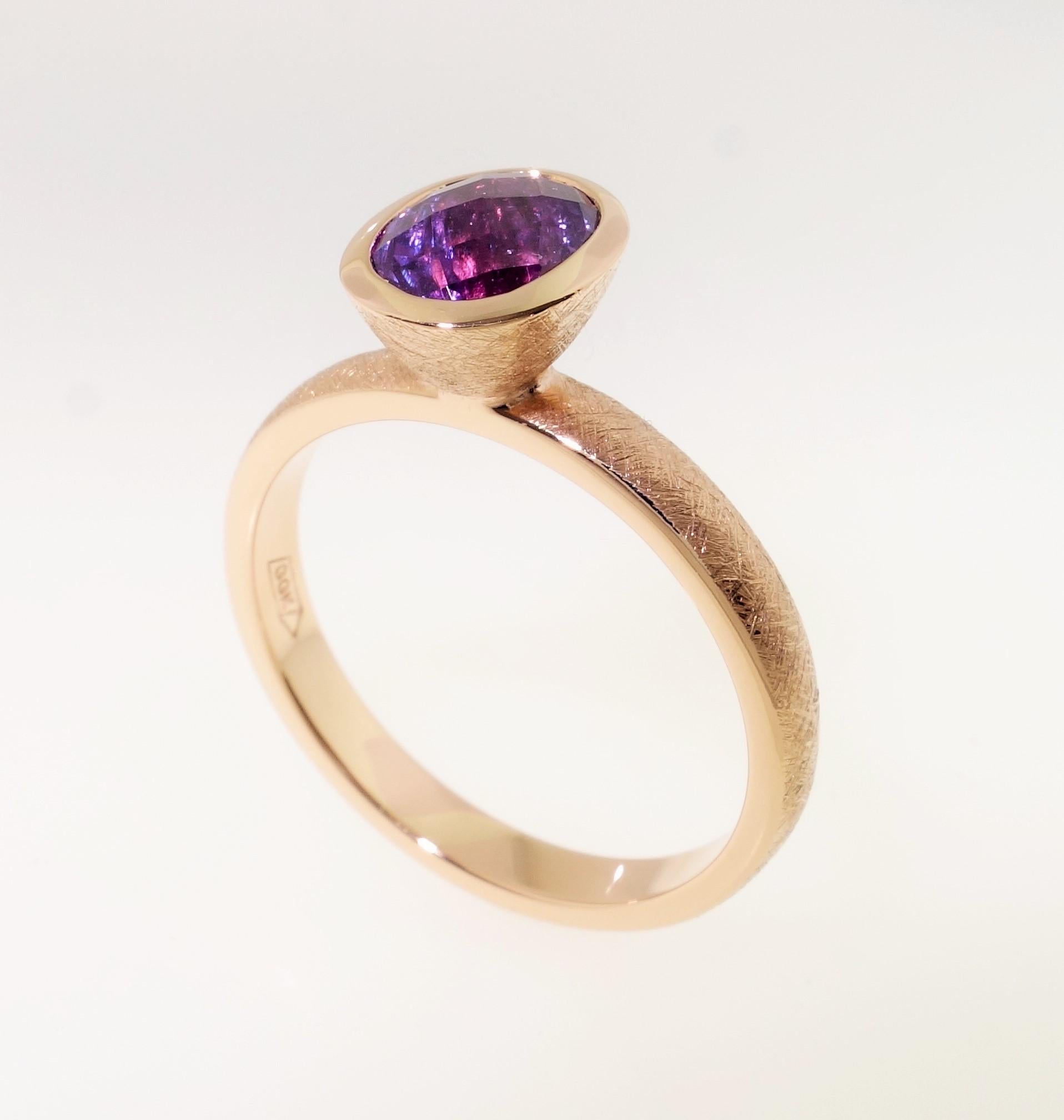 Purple Sapphire Modernist 18 Karat Gold Stacking Ring Fine Estate Jewelry In New Condition For Sale In Montreal, QC