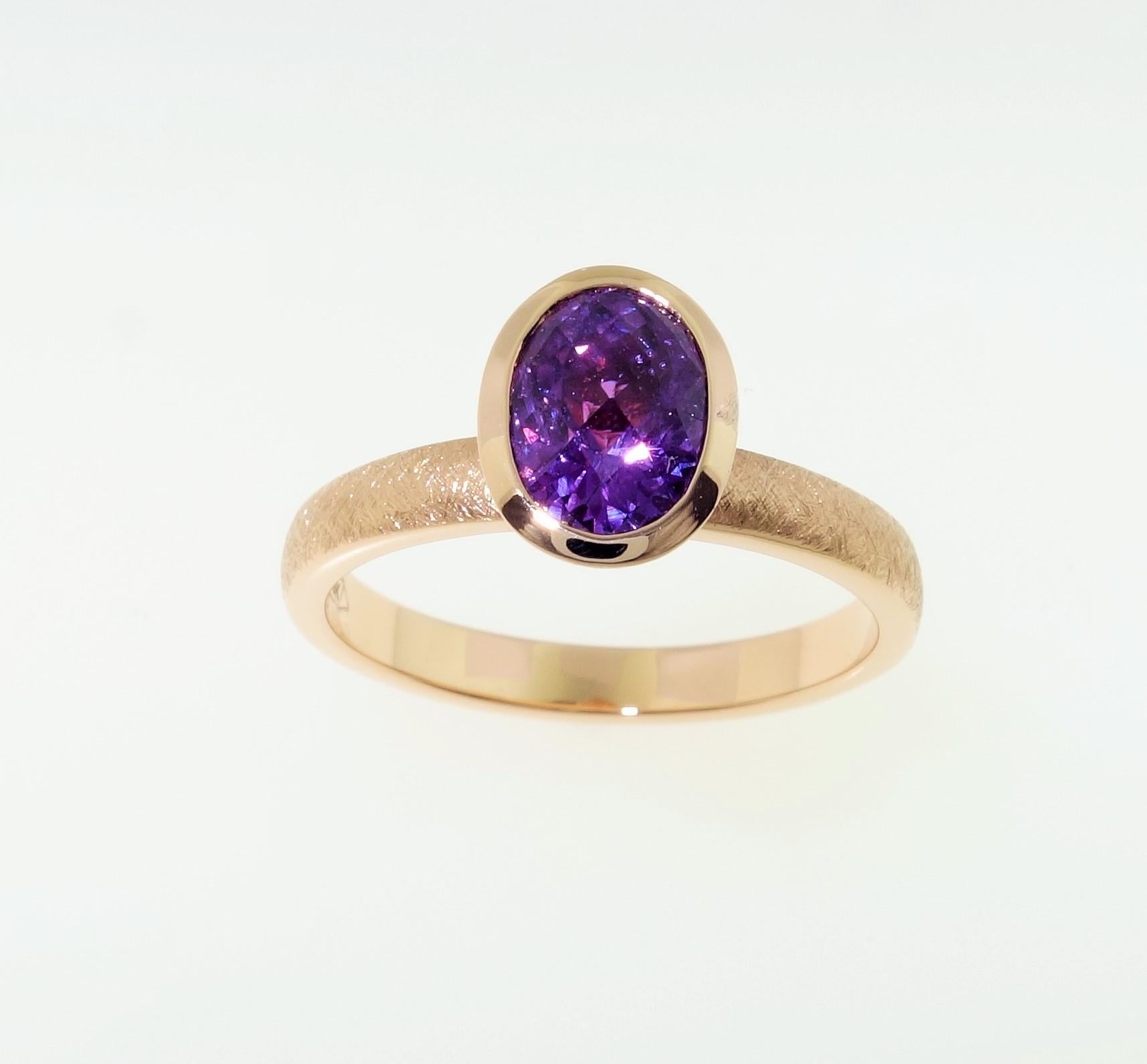 Purple Sapphire Modernist 18 Karat Gold Stacking Ring Fine Estate Jewelry For Sale 2