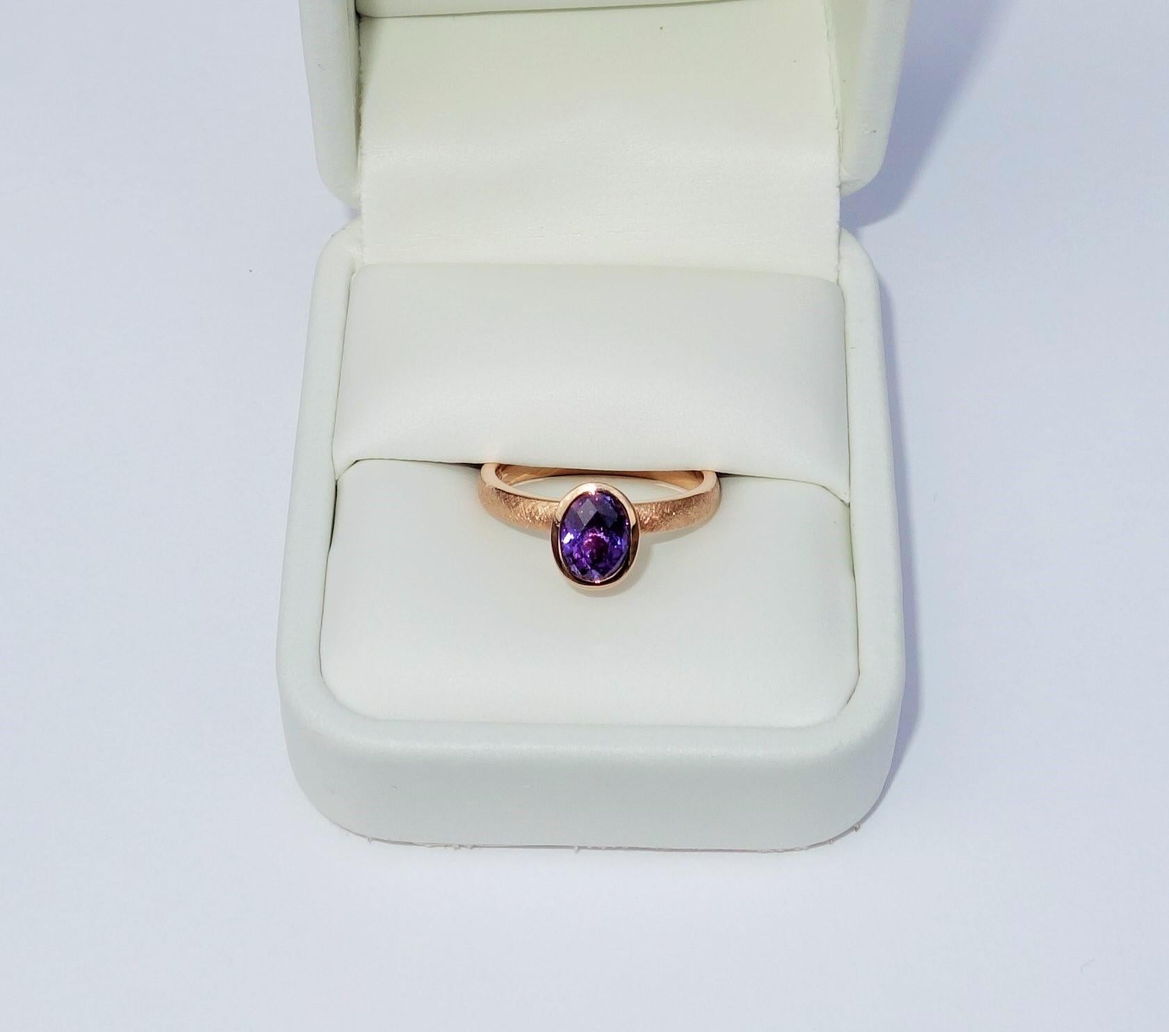 Women's Purple Sapphire Modernist 18 Karat Gold Stacking Ring Fine Estate Jewelry For Sale