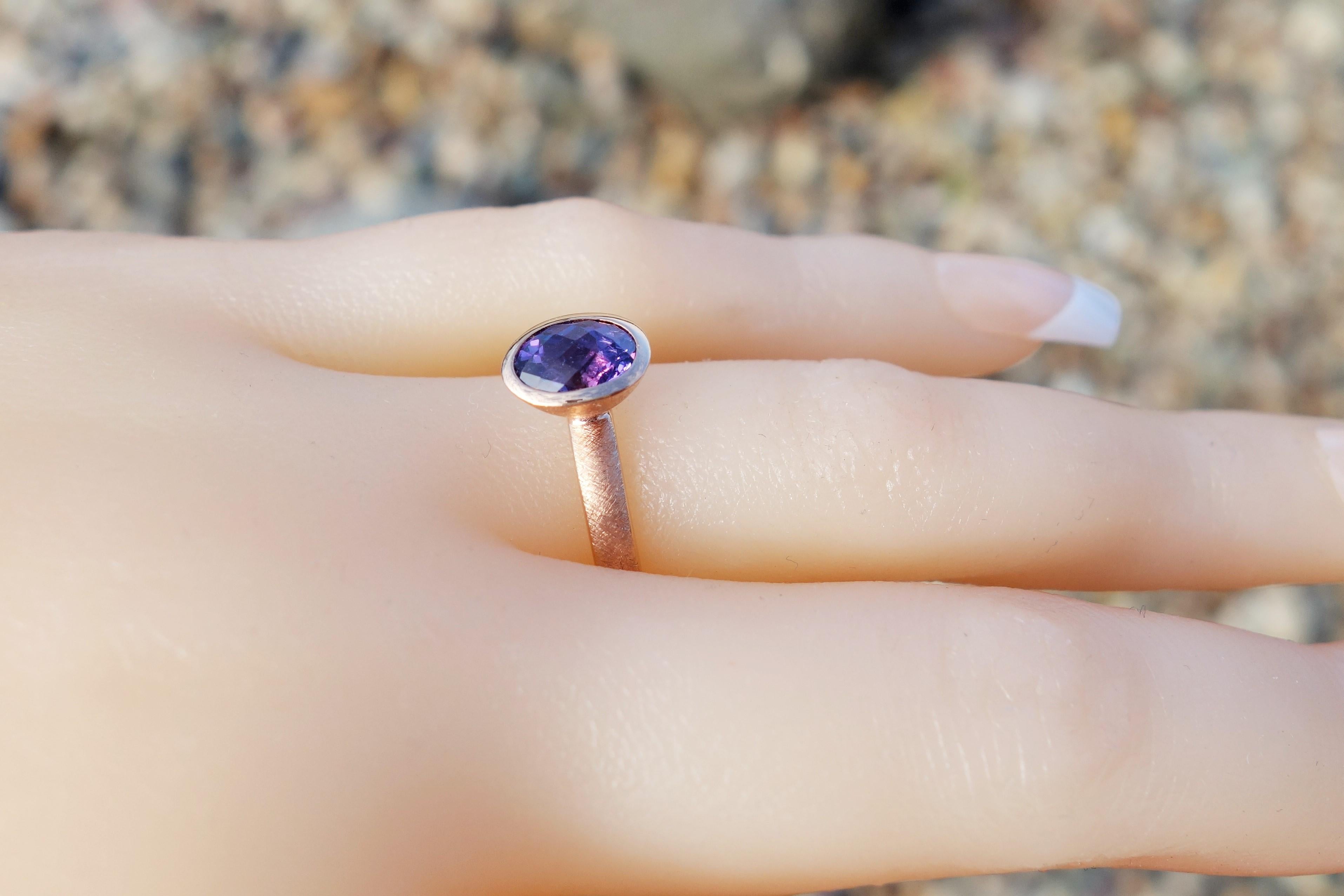 Purple Sapphire Modernist 18 Karat Gold Stacking Ring Fine Estate Jewelry For Sale 1