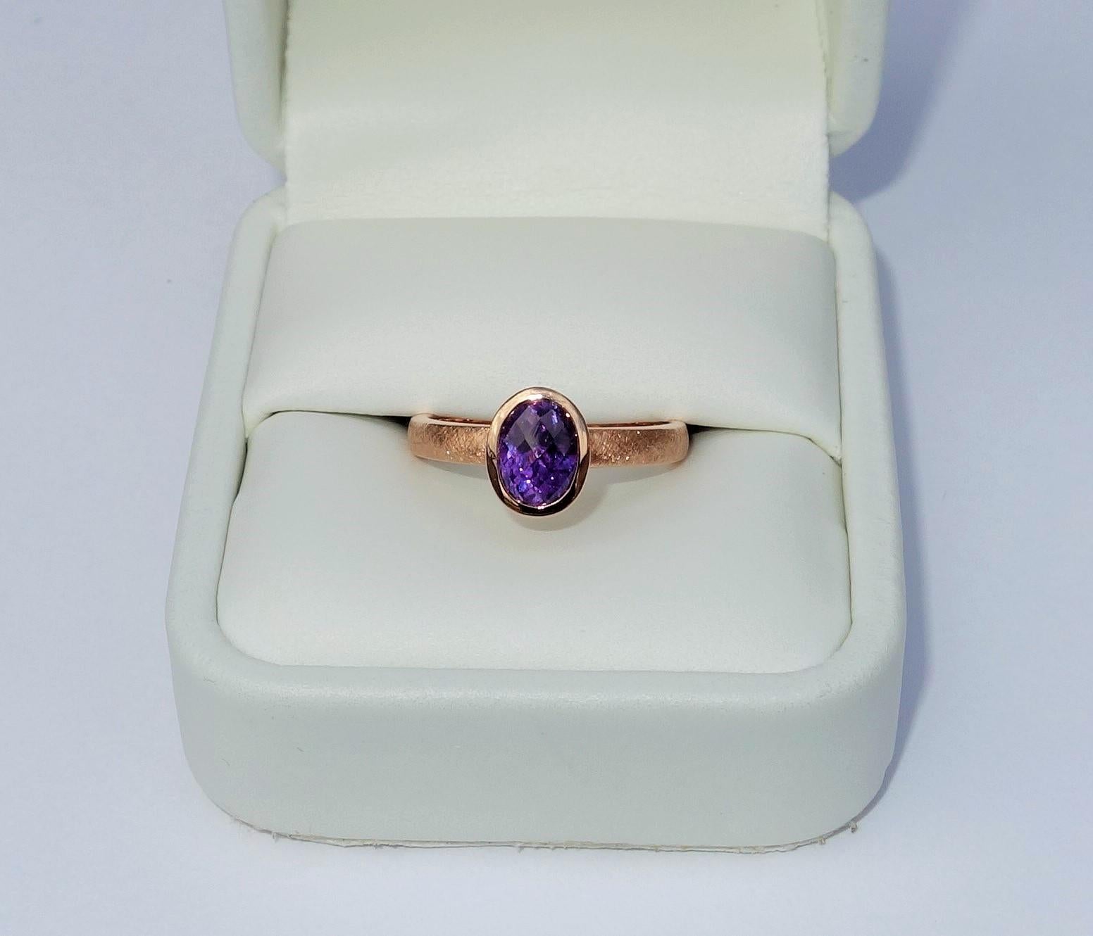Purple Sapphire Modernist 18 Karat Gold Stacking Ring Fine Estate Jewelry For Sale 3