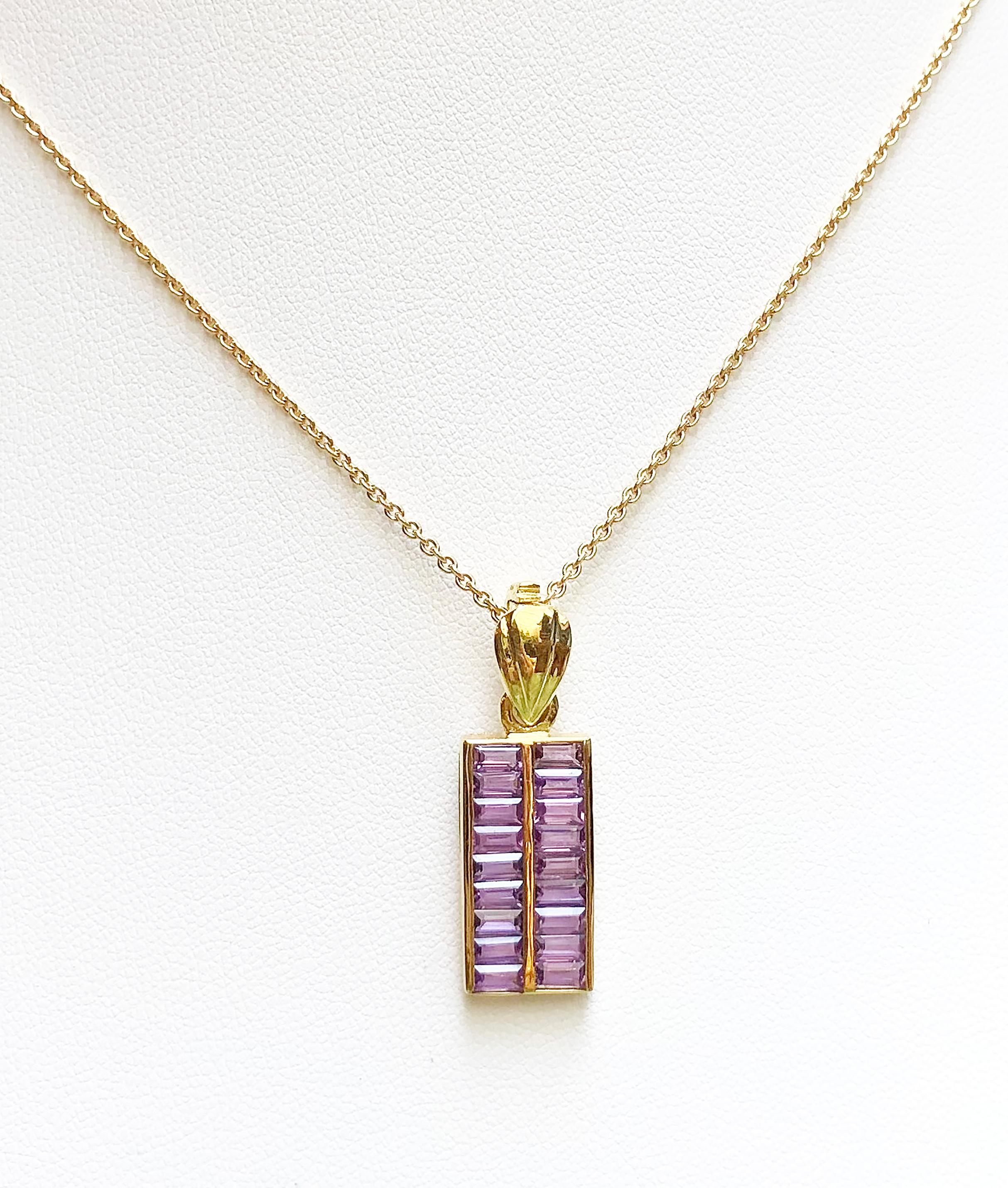 Pendentif en saphir violet de 2,86 carats serti dans une monture en or 18 carats
(chaîne non incluse)

Largeur :  1.0 cm 
Longueur : 3,1 cm
Poids total : 4,28 grammes

