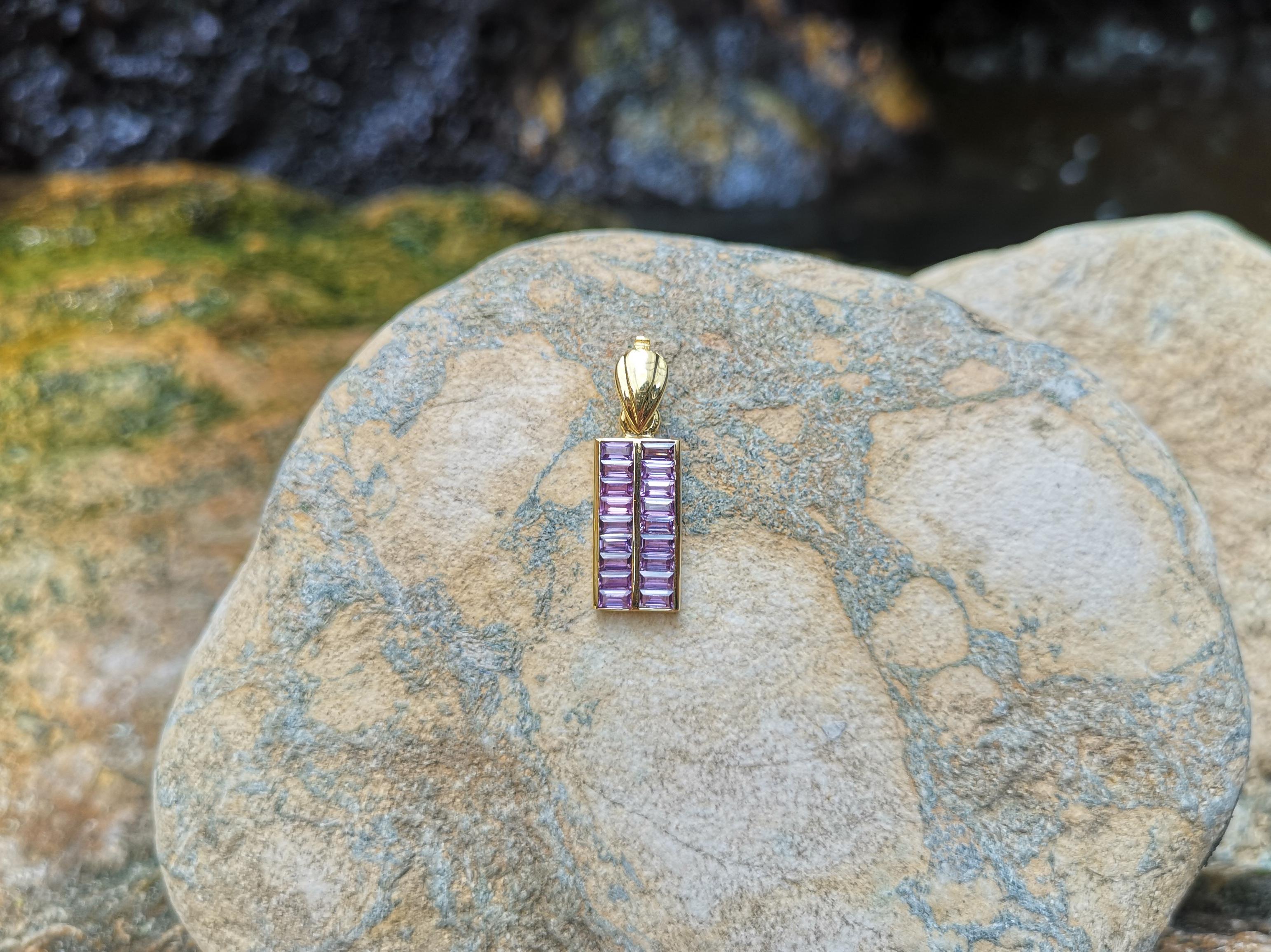 Taille émeraude Pendentif en saphir violet serti dans des montures en or 18 carats en vente