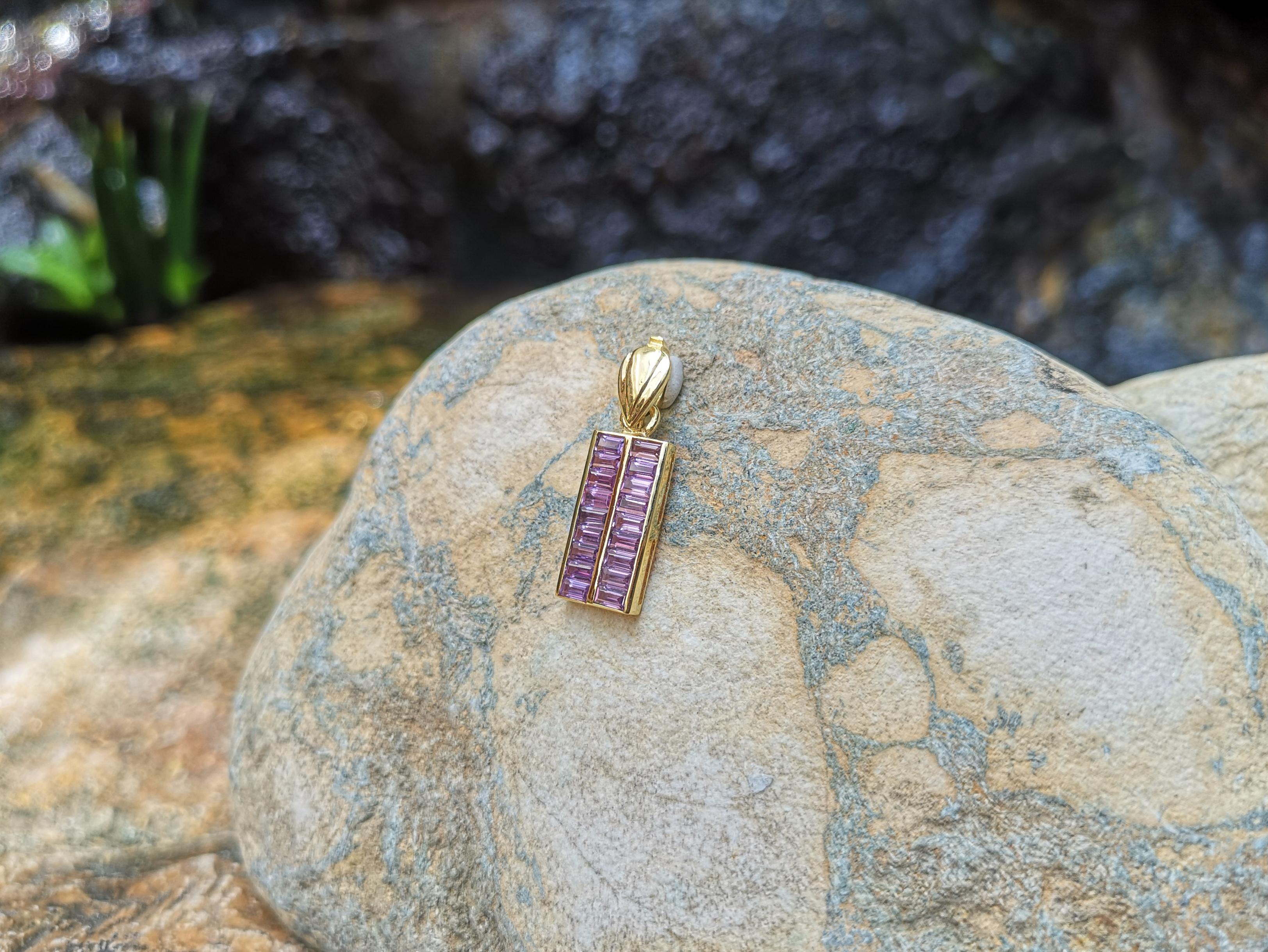 Pendentif en saphir violet serti dans des montures en or 18 carats Neuf - En vente à Bangkok, TH