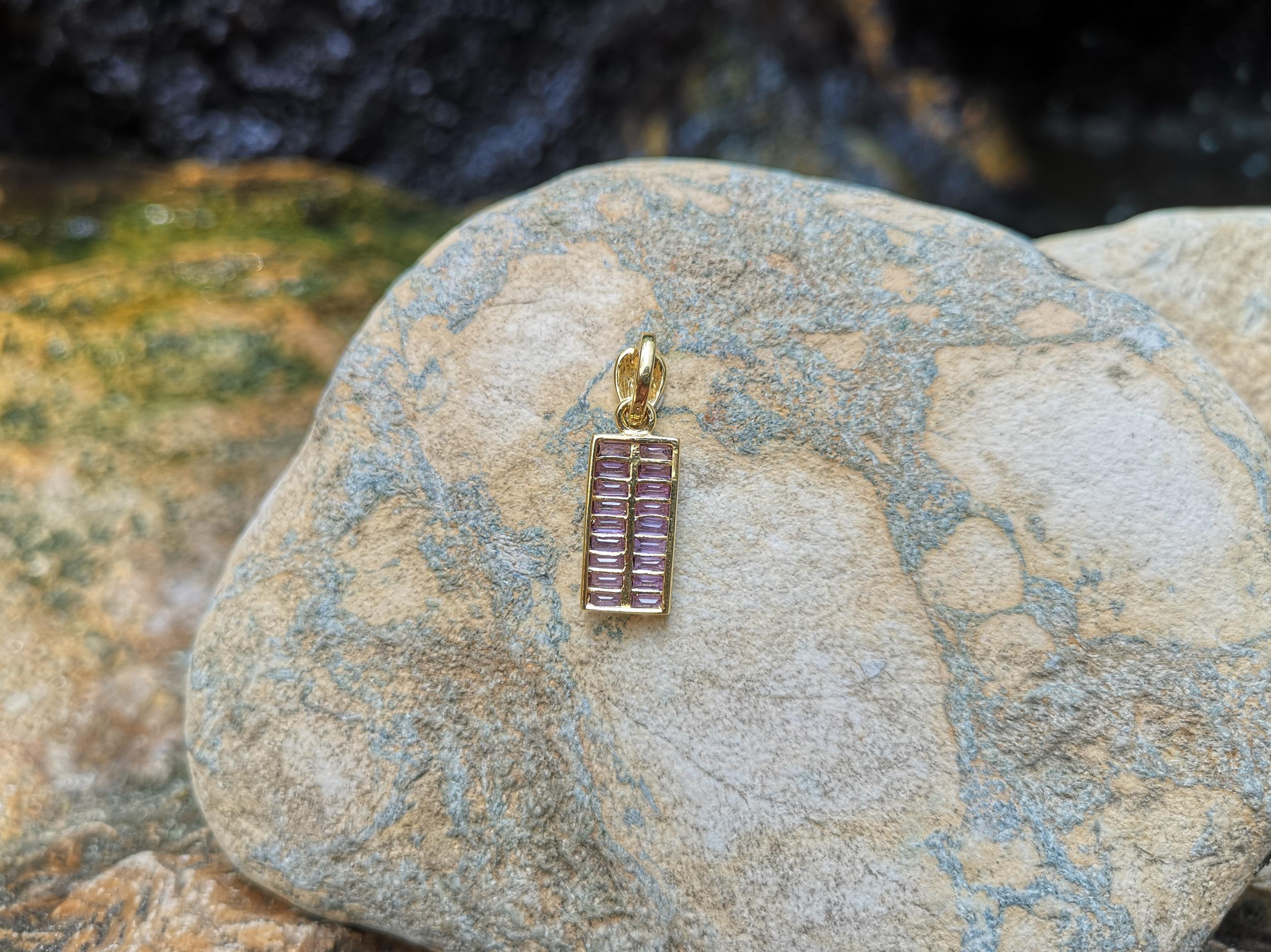 Pendentif en saphir violet serti dans des montures en or 18 carats Unisexe en vente