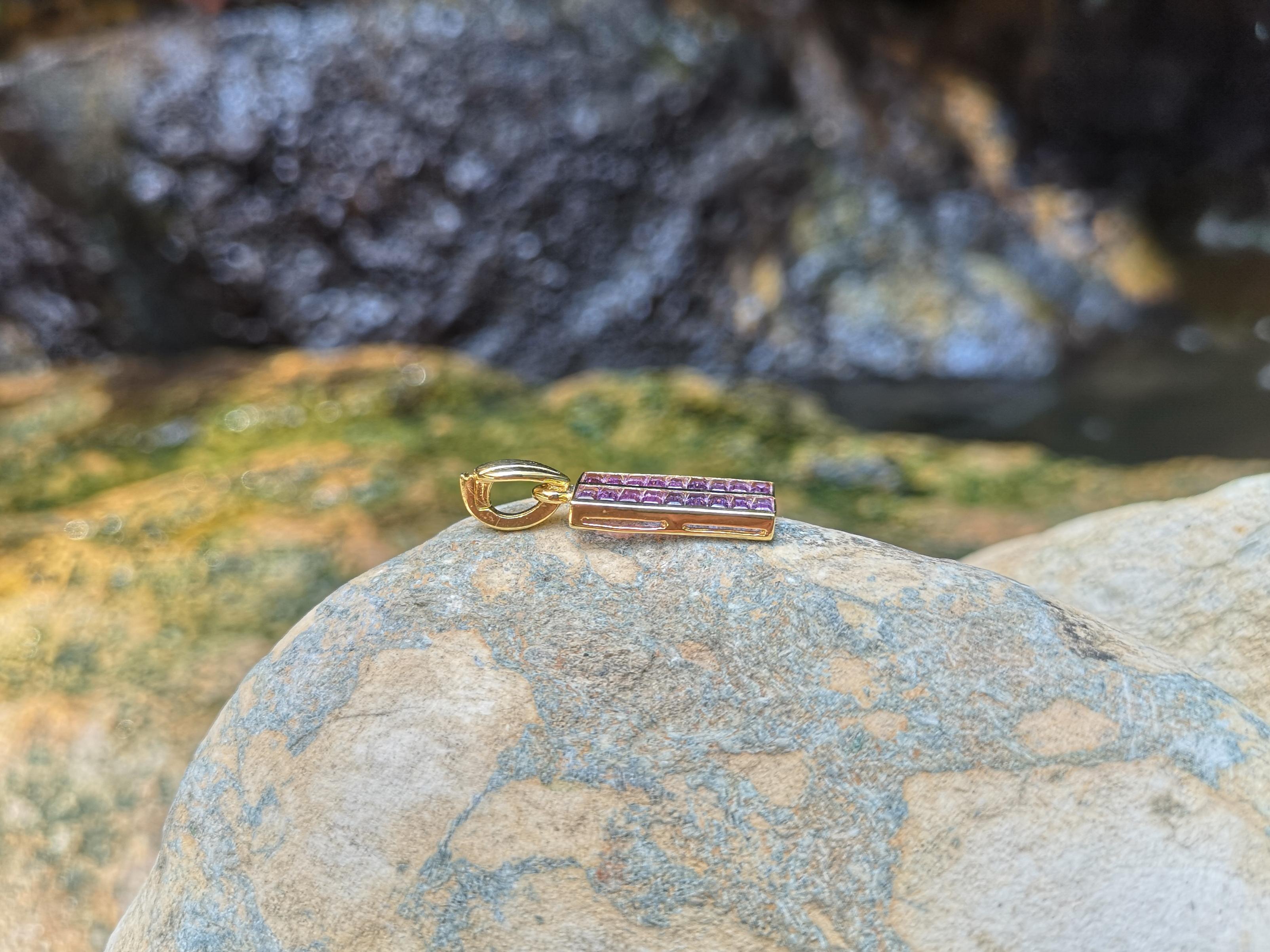 Pendentif en saphir violet serti dans des montures en or 18 carats en vente 1