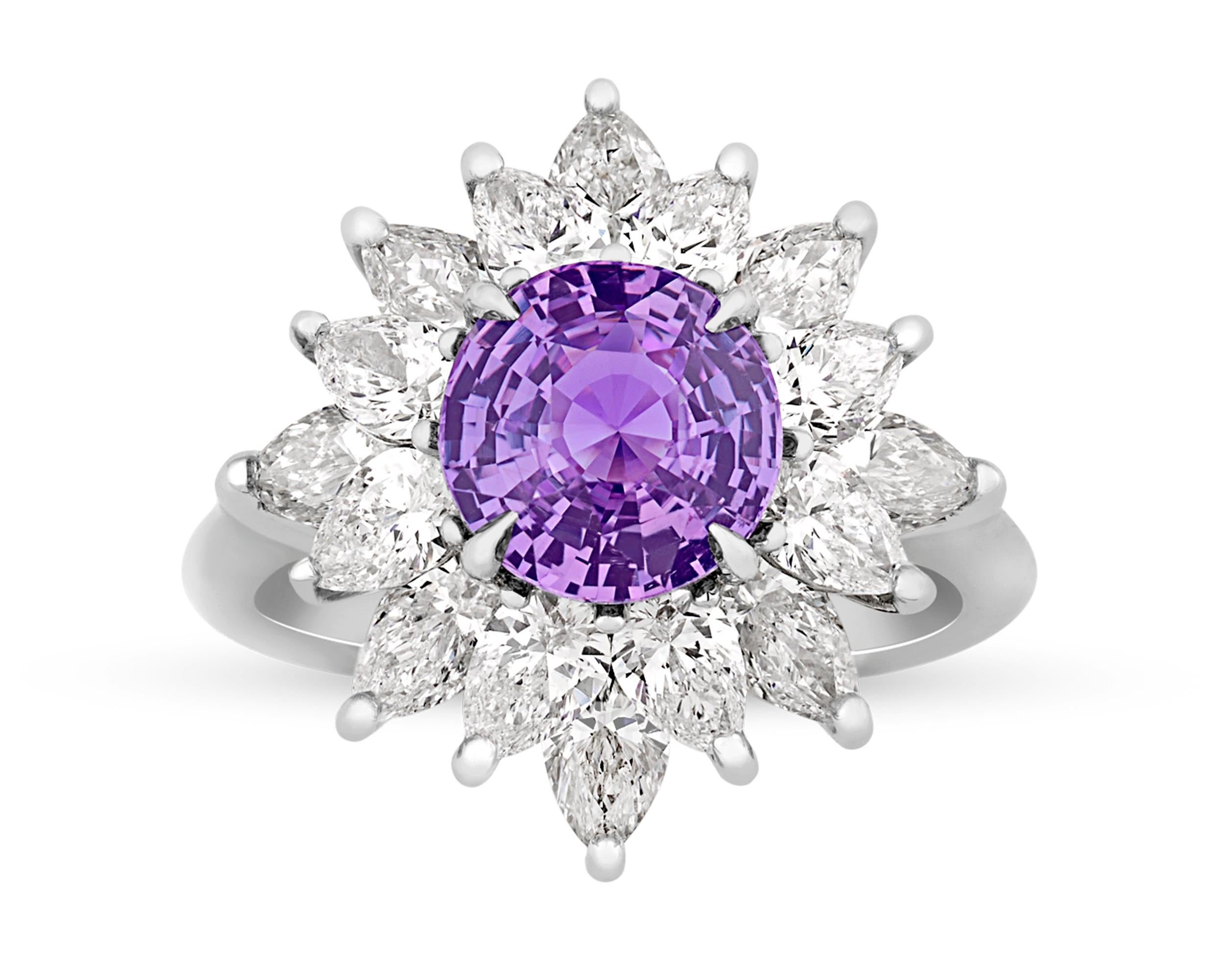 Ein unbehandelter violetter Saphir von 2,53 Karat zeigt in diesem bemerkenswerten Ring seinen berühmten violetten Farbton. Violette Saphire gehören zu den begehrtesten Farbedelsteinen und sind bei Edelsteinsammlern sehr begehrt. Dieses Exemplar ist