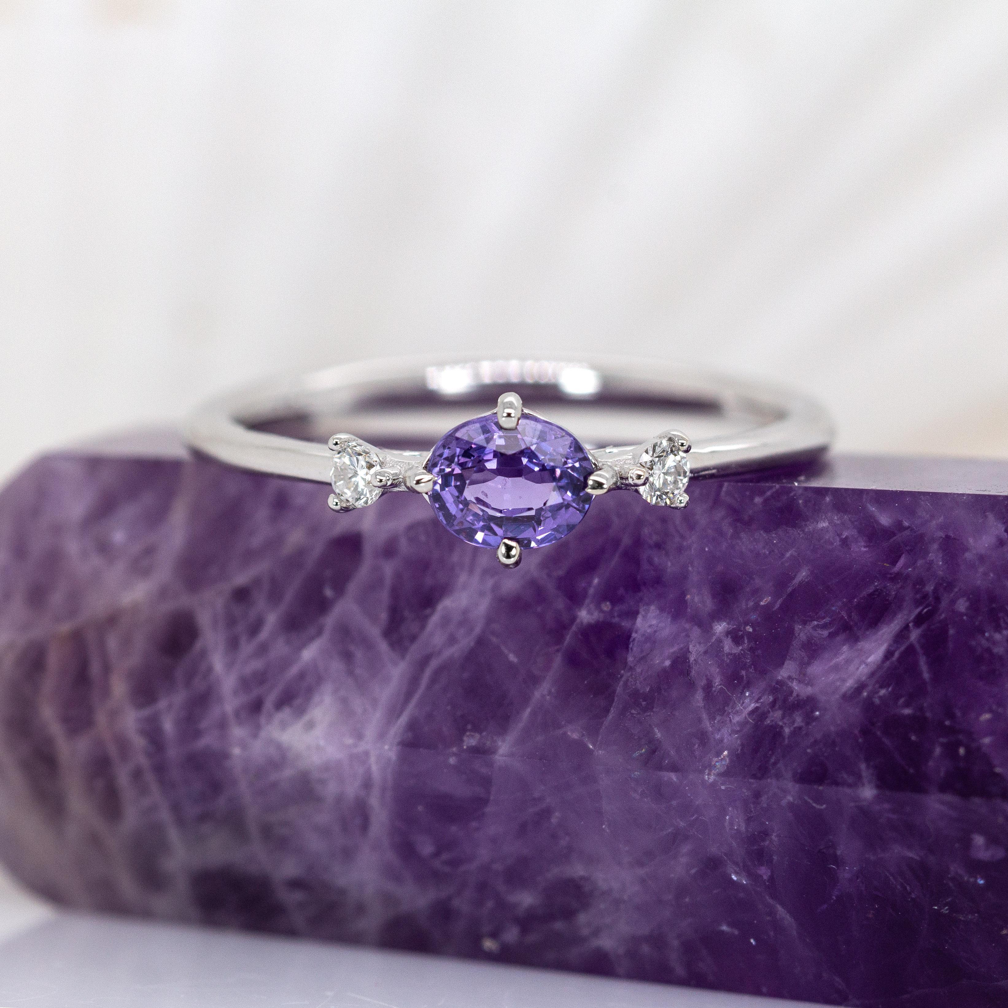 Anillo de zafiro púrpura con diamante extraído de la tierra en oro blanco macizo de 14 quilates  OV 5x4mm Contemporáneo en venta