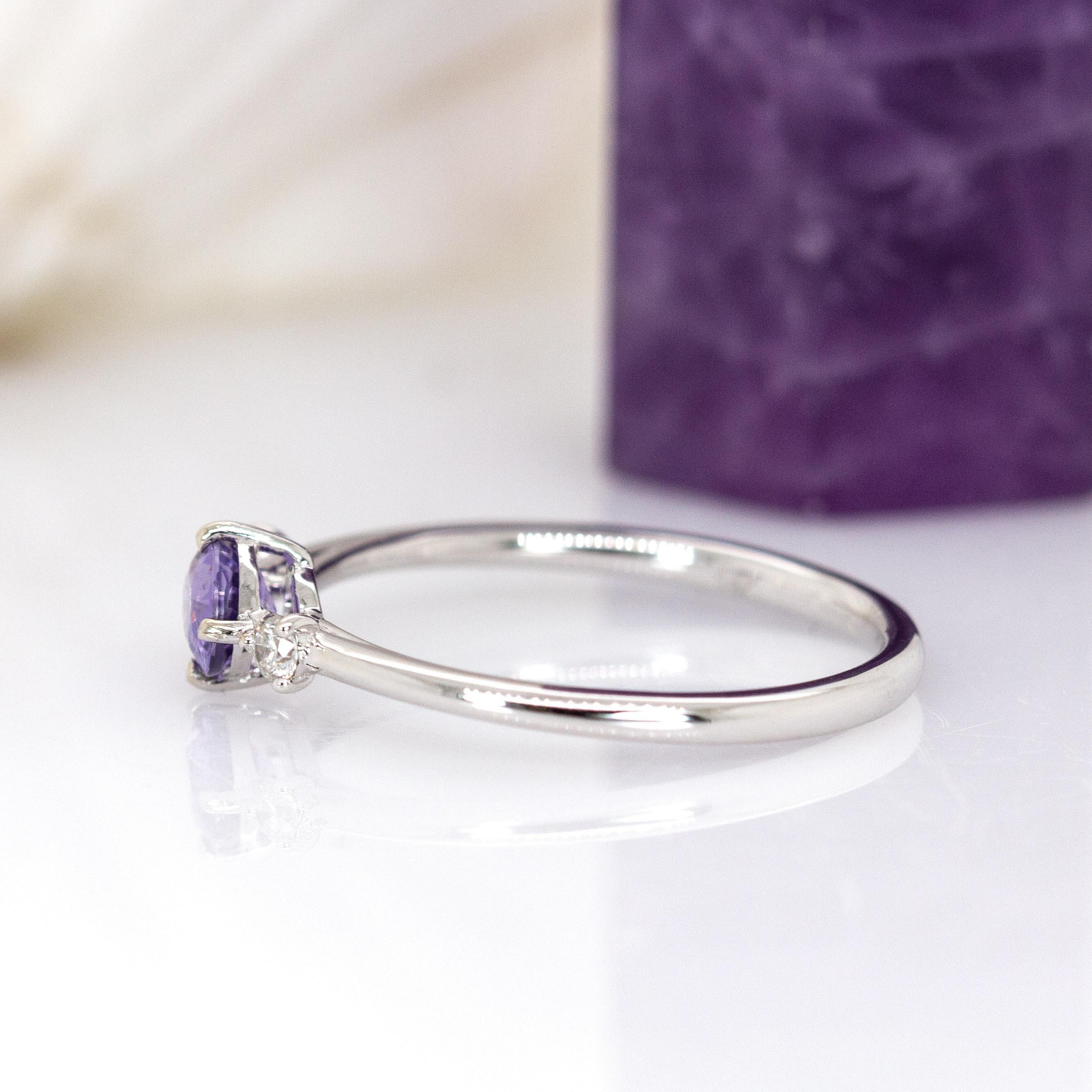 Anillo de zafiro púrpura con diamante extraído de la tierra en oro blanco macizo de 14 quilates  OV 5x4mm en venta 1