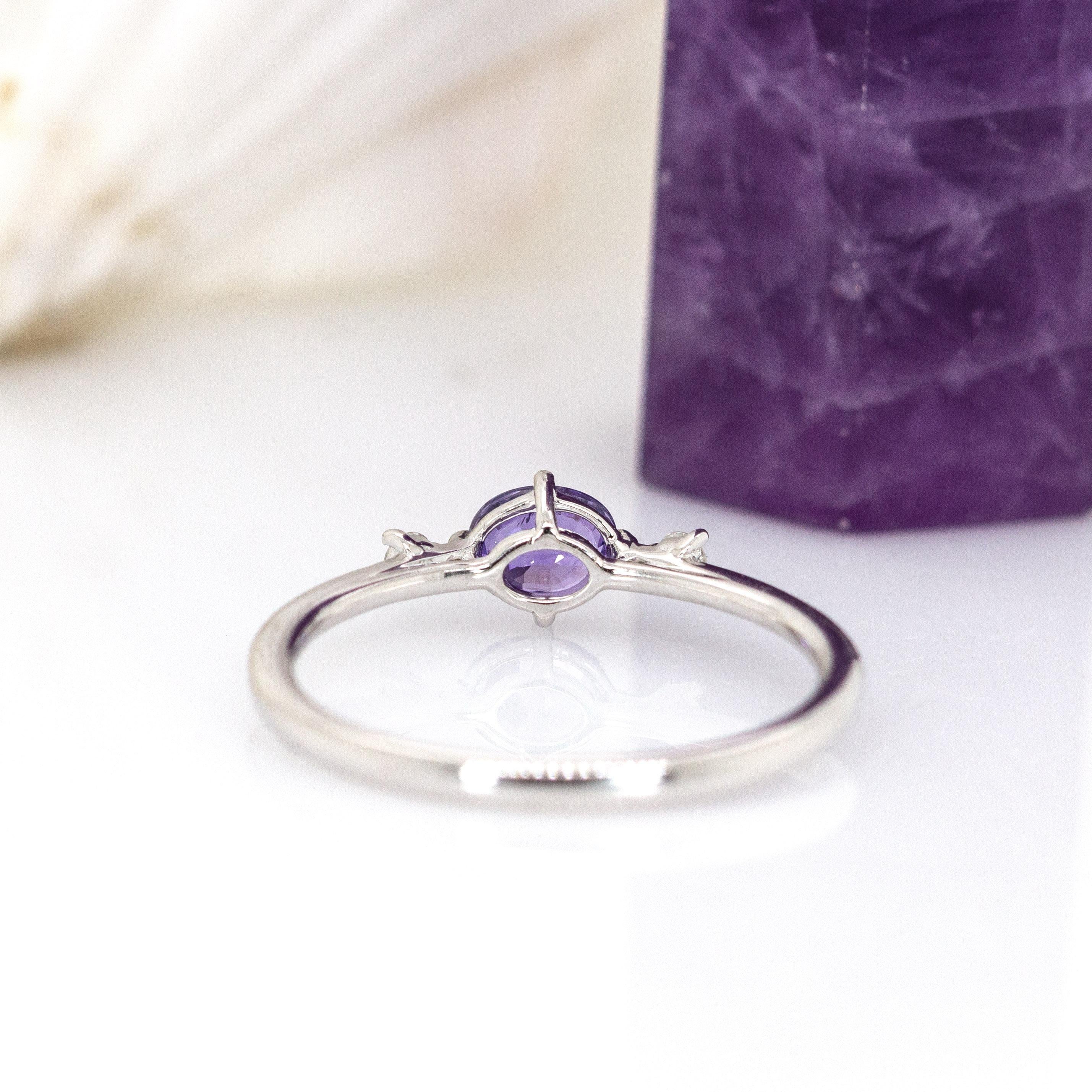 Anillo de zafiro púrpura con diamante extraído de la tierra en oro blanco macizo de 14 quilates  OV 5x4mm en venta 2