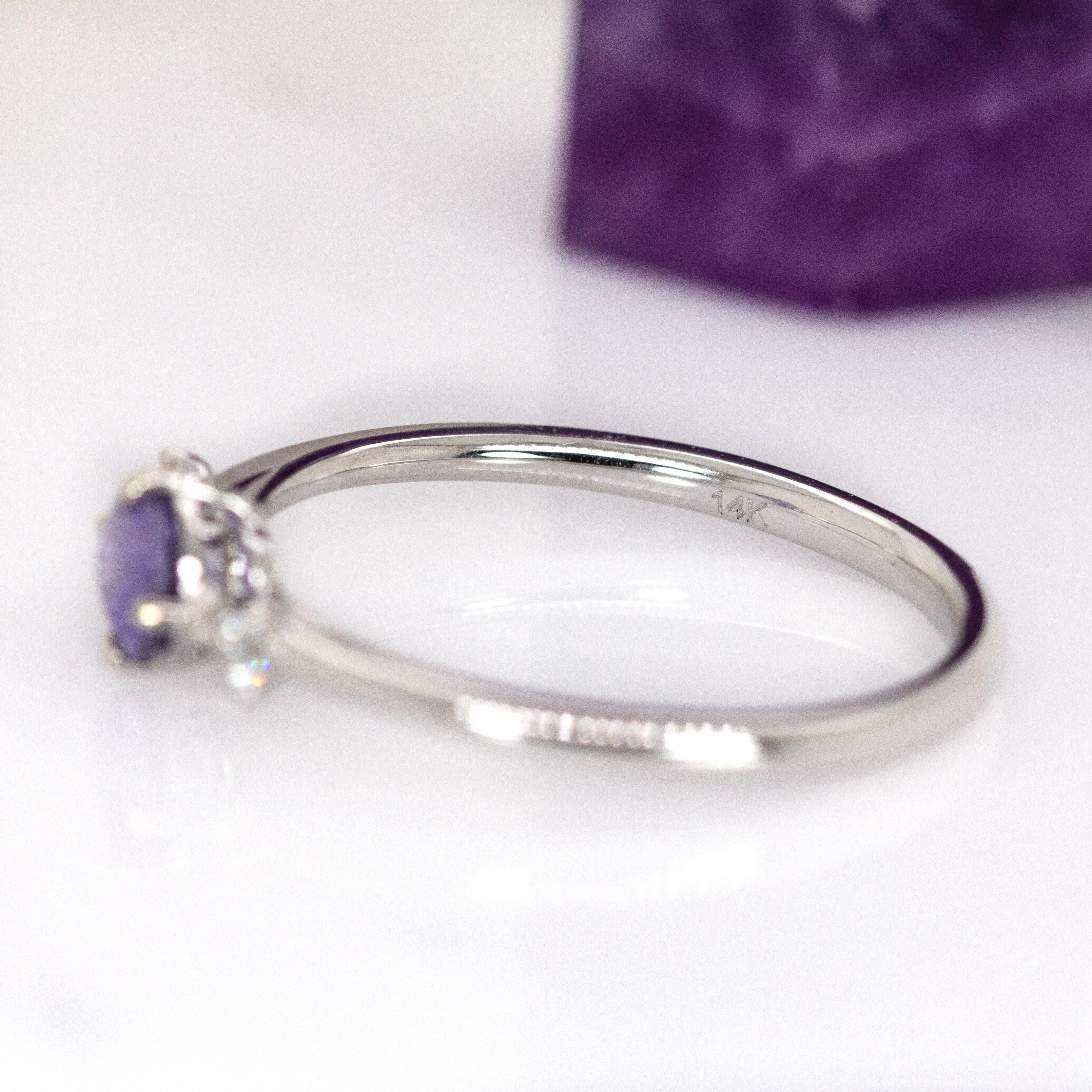 Anillo de zafiro púrpura con diamante extraído de la tierra en oro blanco macizo de 14 quilates  OV 5x4mm en venta 3