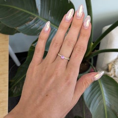 Runder Ring mit violettem Saphir und einem Halo aus Naturdiamanten: Massives 14-karätiges Gold, rund, 4 mm