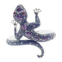 Brazalete de zafiro púrpura, rubí, zafiro azul y lagarto de diamantes en oro blanco de 18 quilates