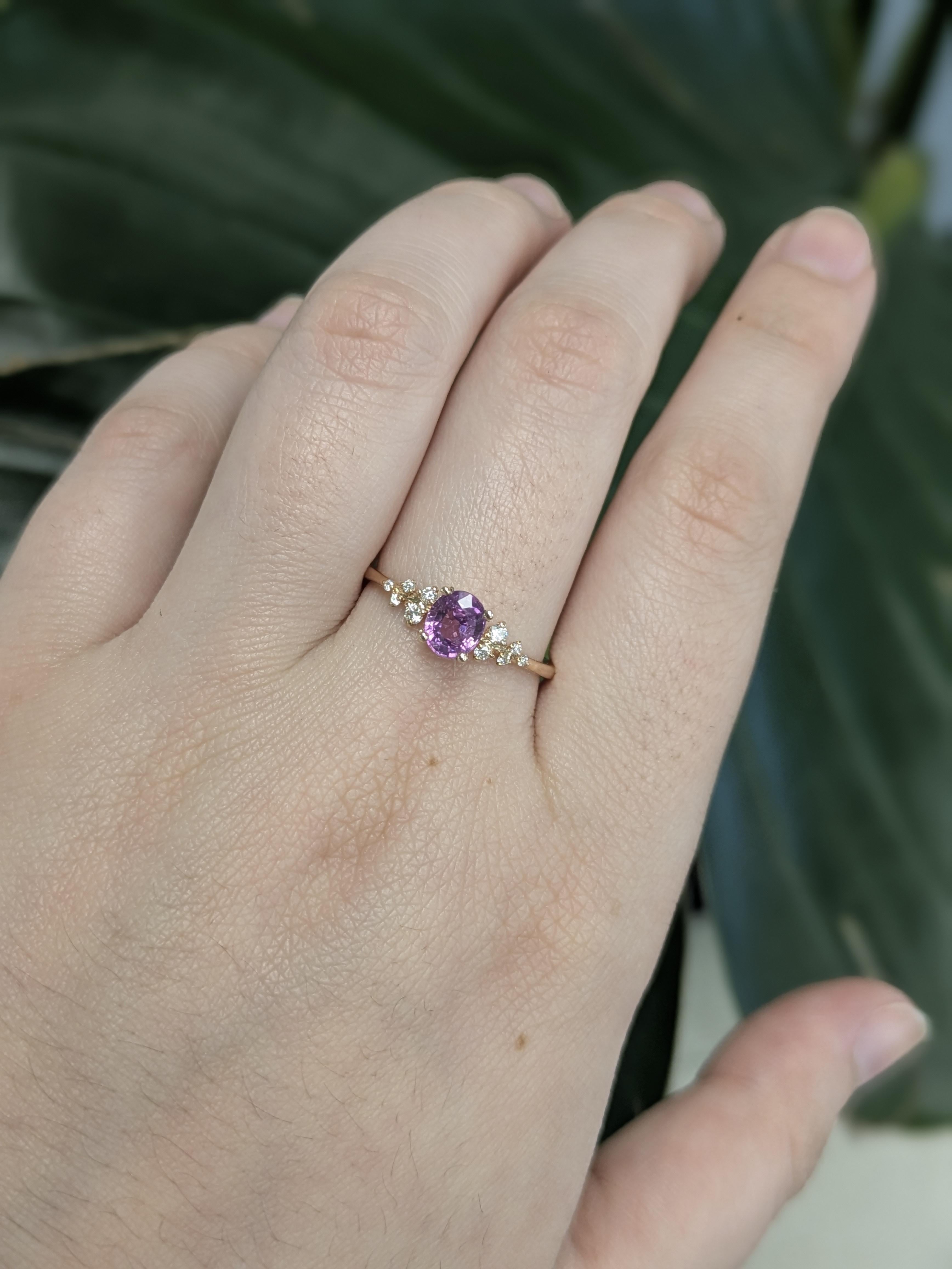 Délicate et raffinée, cette bague en or 14k met en valeur un saphir violet de Ceylan de 0,99ct de taille ovale, mesurant 6x4mm. La riche teinte du saphir est magnifiquement complétée par 10 diamants d'accentuation étincelants (0,11cttw), ajoutant