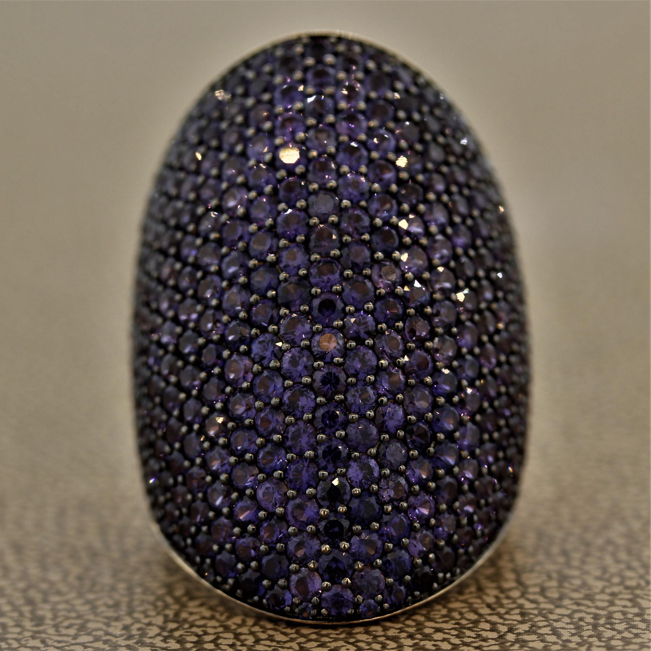 Ein großer gewölbter Cocktailring! Dieses einzigartige Stück ist mit 10,48 Karat violetten Saphiren in verschiedenen Schattierungen besetzt, die dem Schmuckstück Charakter und Kontrast verleihen. Der Ring hat die Form einer großen Kuppel, die den