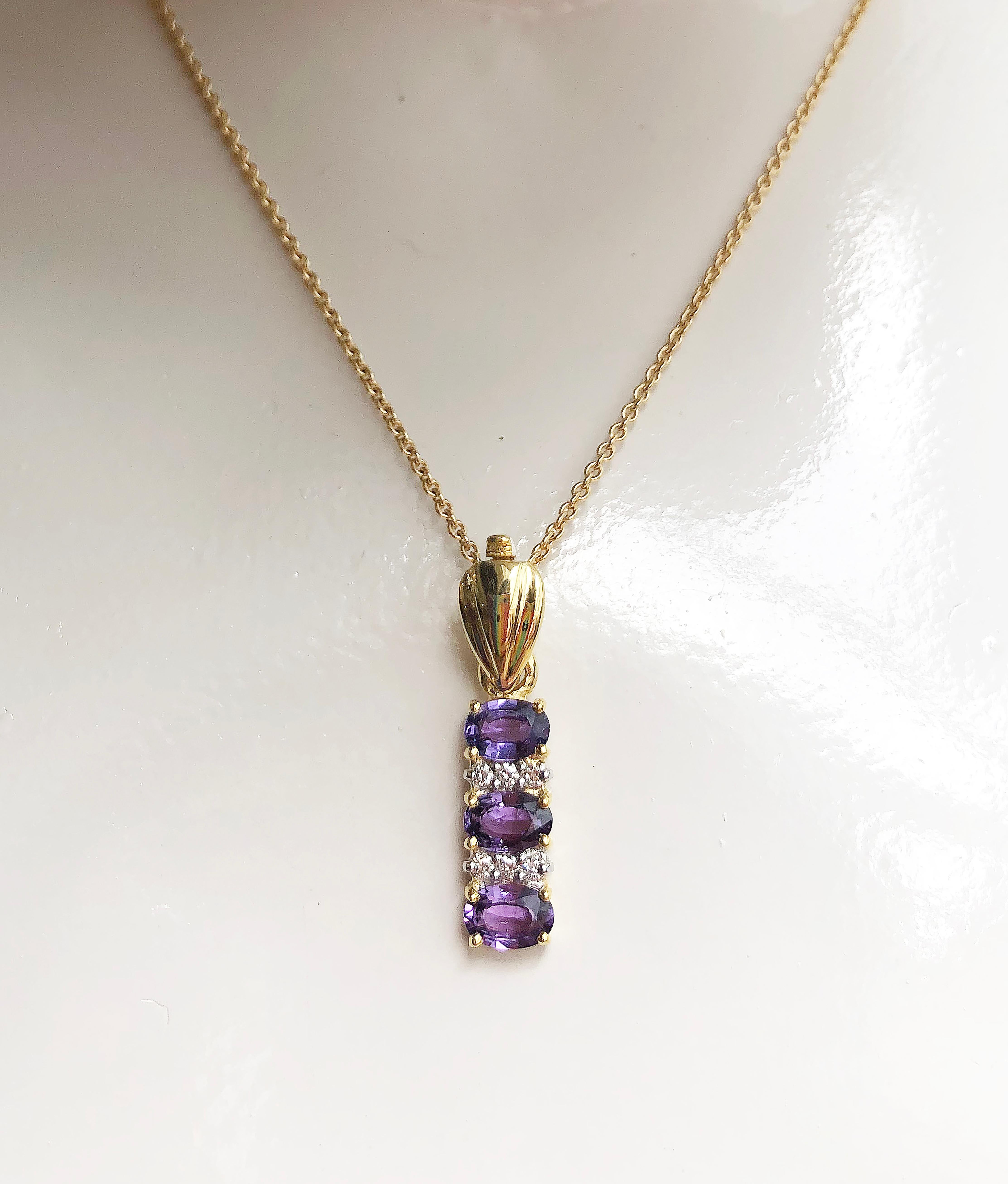 Pendentif en saphir violet 1,66 carat et diamant 0,10 carat serti dans une monture en or 18 carats
(chaîne non incluse)

Largeur :  0.6 cm 
Longueur : 2,7 cm
Poids total : 3,94 grammes

