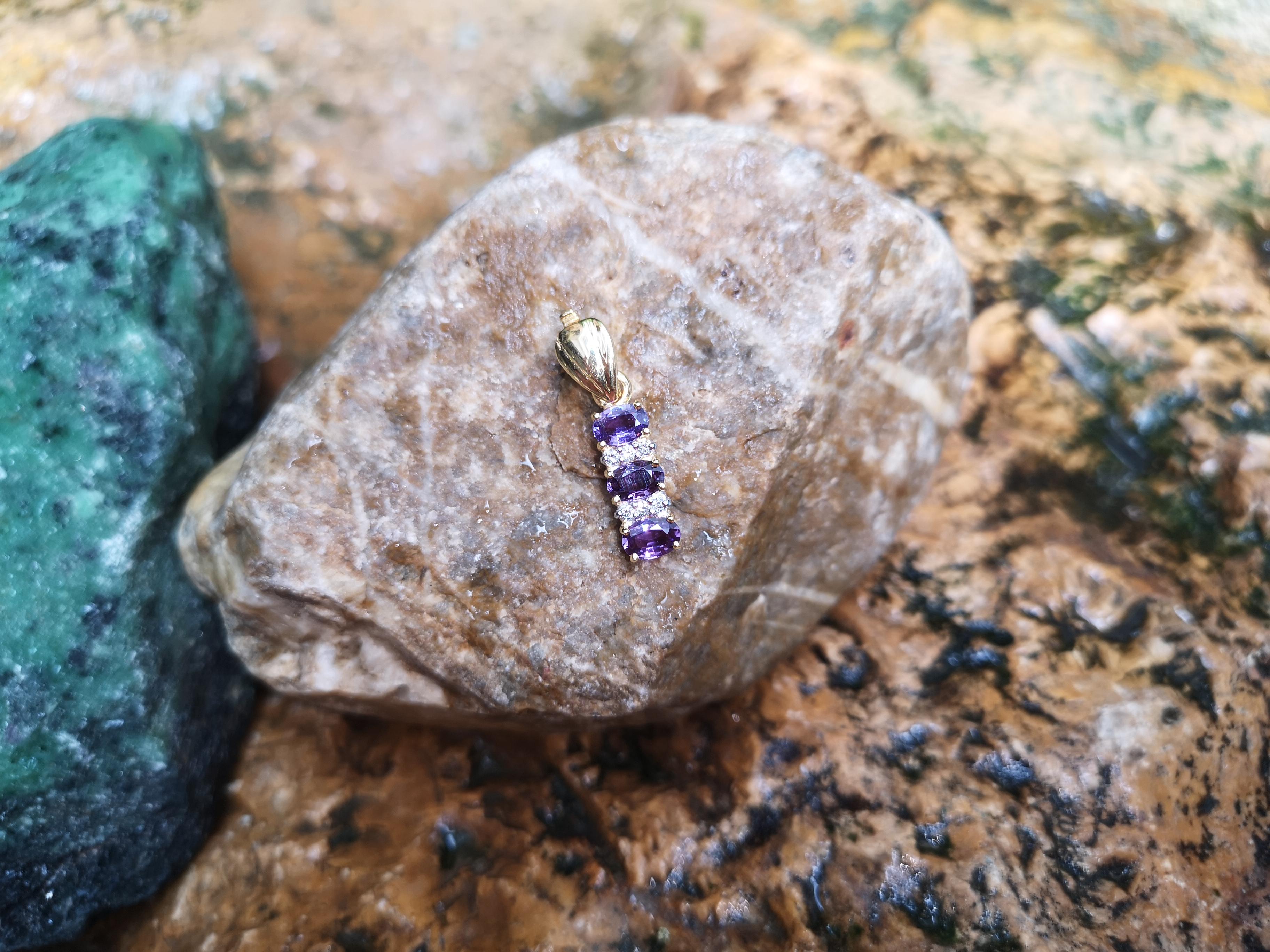 Taille ovale Pendentif en or 18 carats serti d'un saphir violet et de diamants en vente