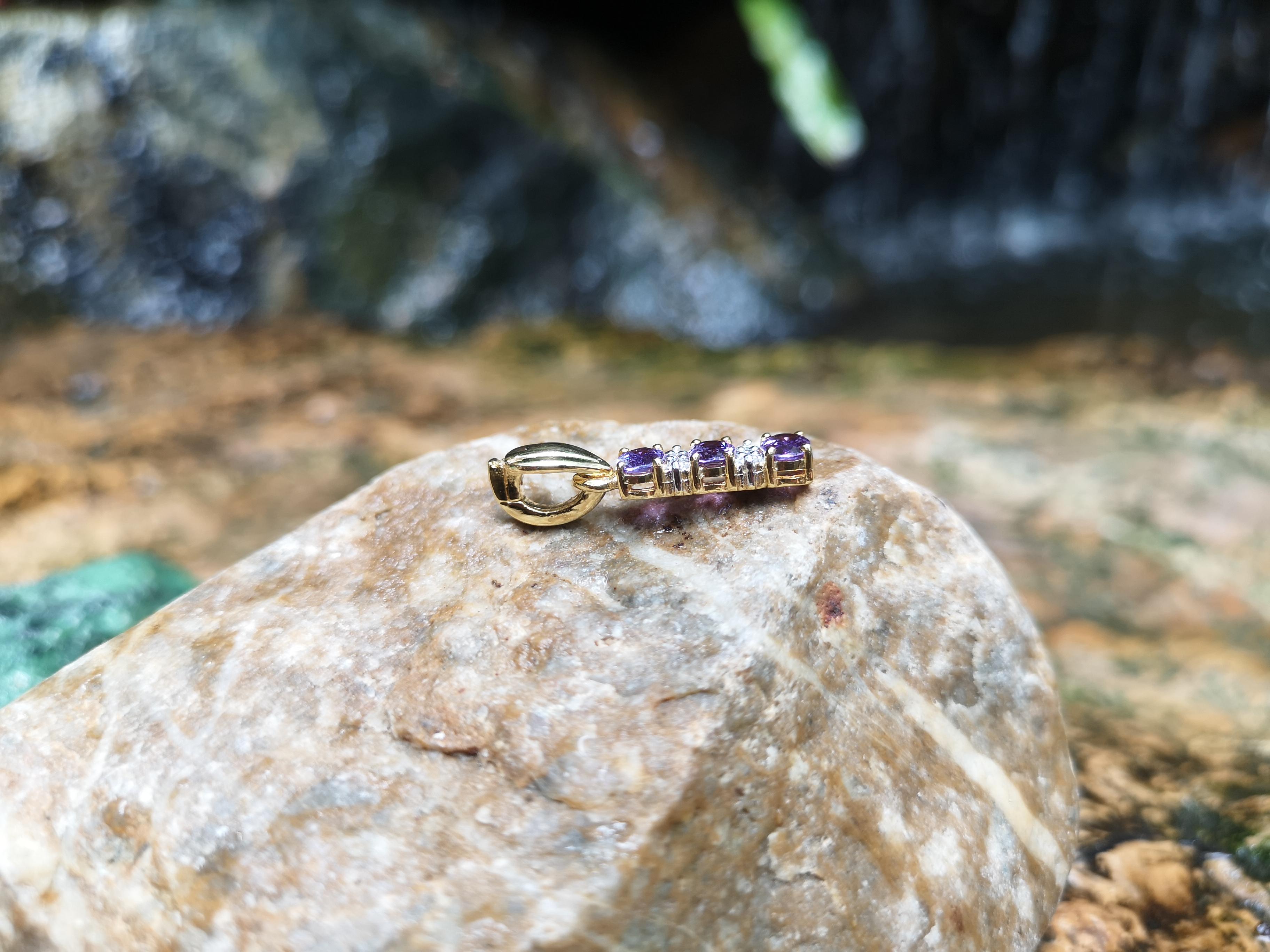 Pendentif en or 18 carats serti d'un saphir violet et de diamants Neuf - En vente à Bangkok, TH