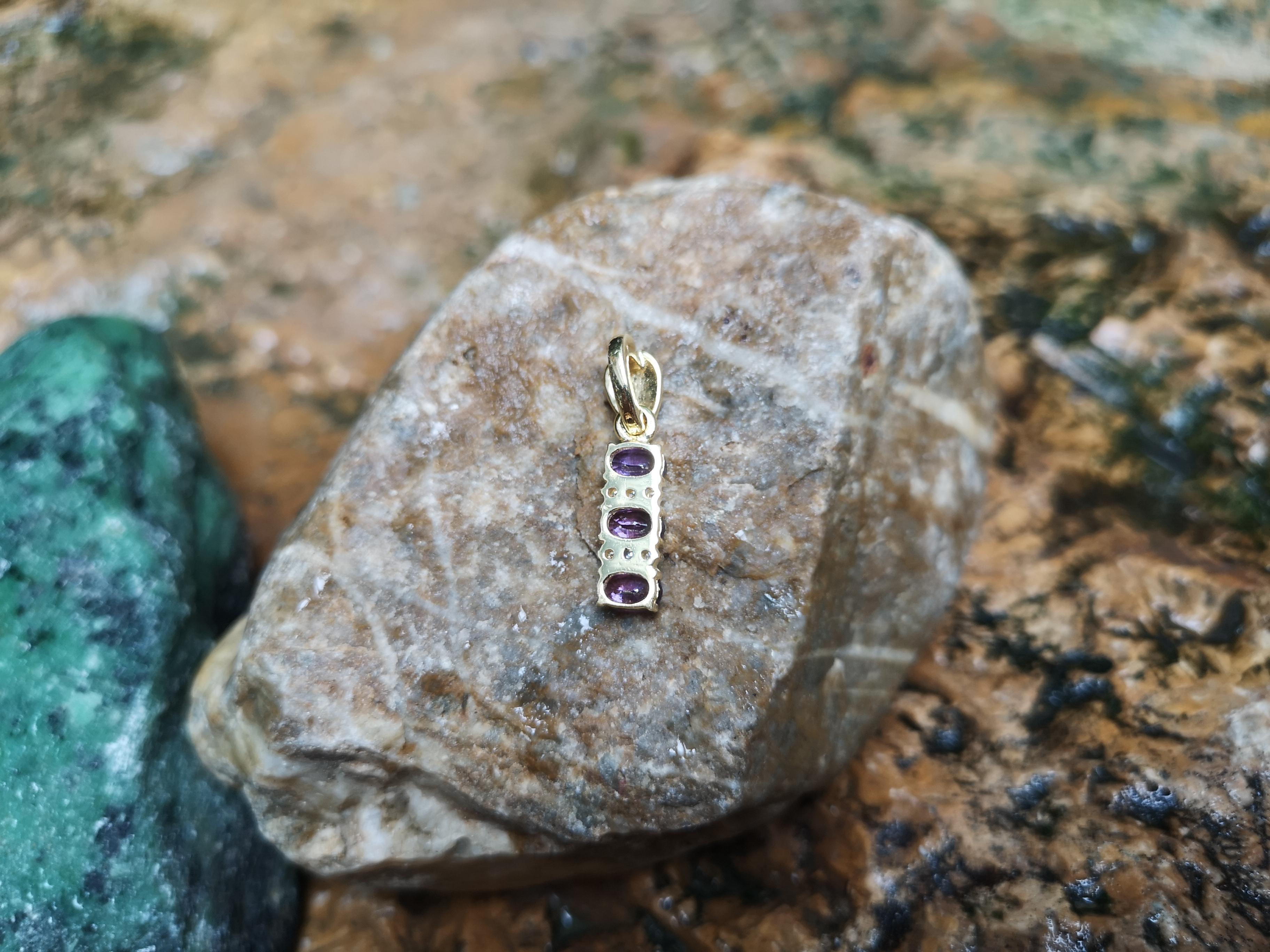 Pendentif en or 18 carats serti d'un saphir violet et de diamants Pour femmes en vente