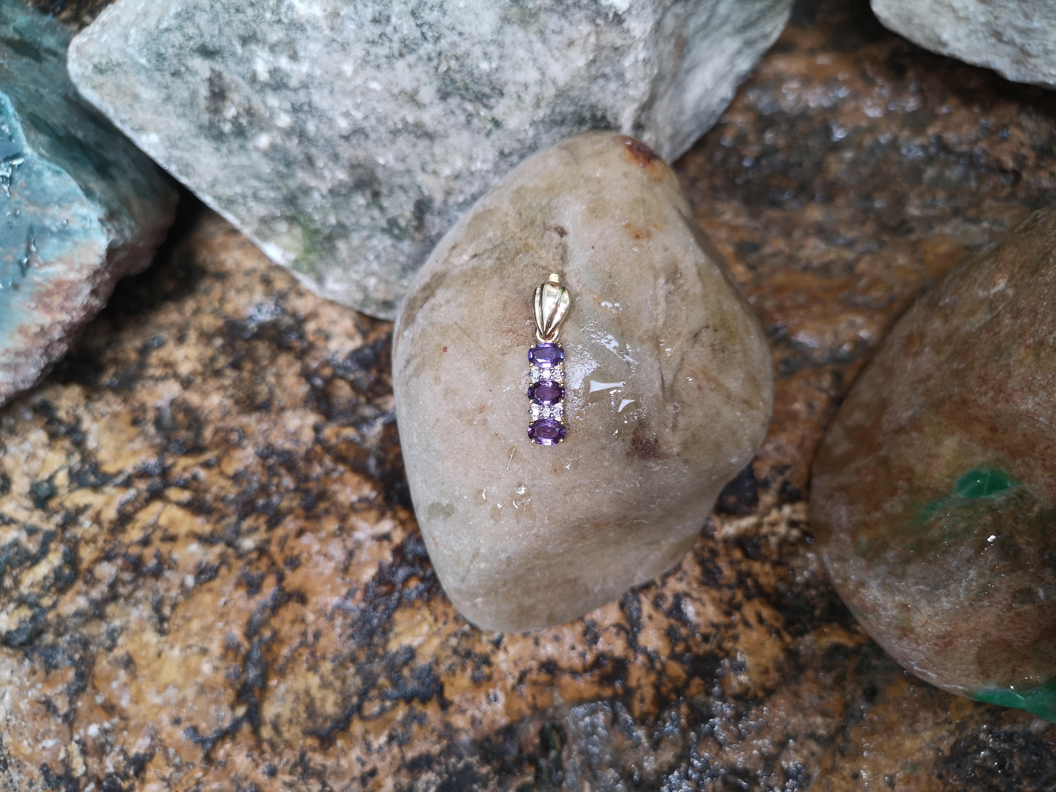 Pendentif en or 18 carats serti d'un saphir violet et de diamants en vente 1