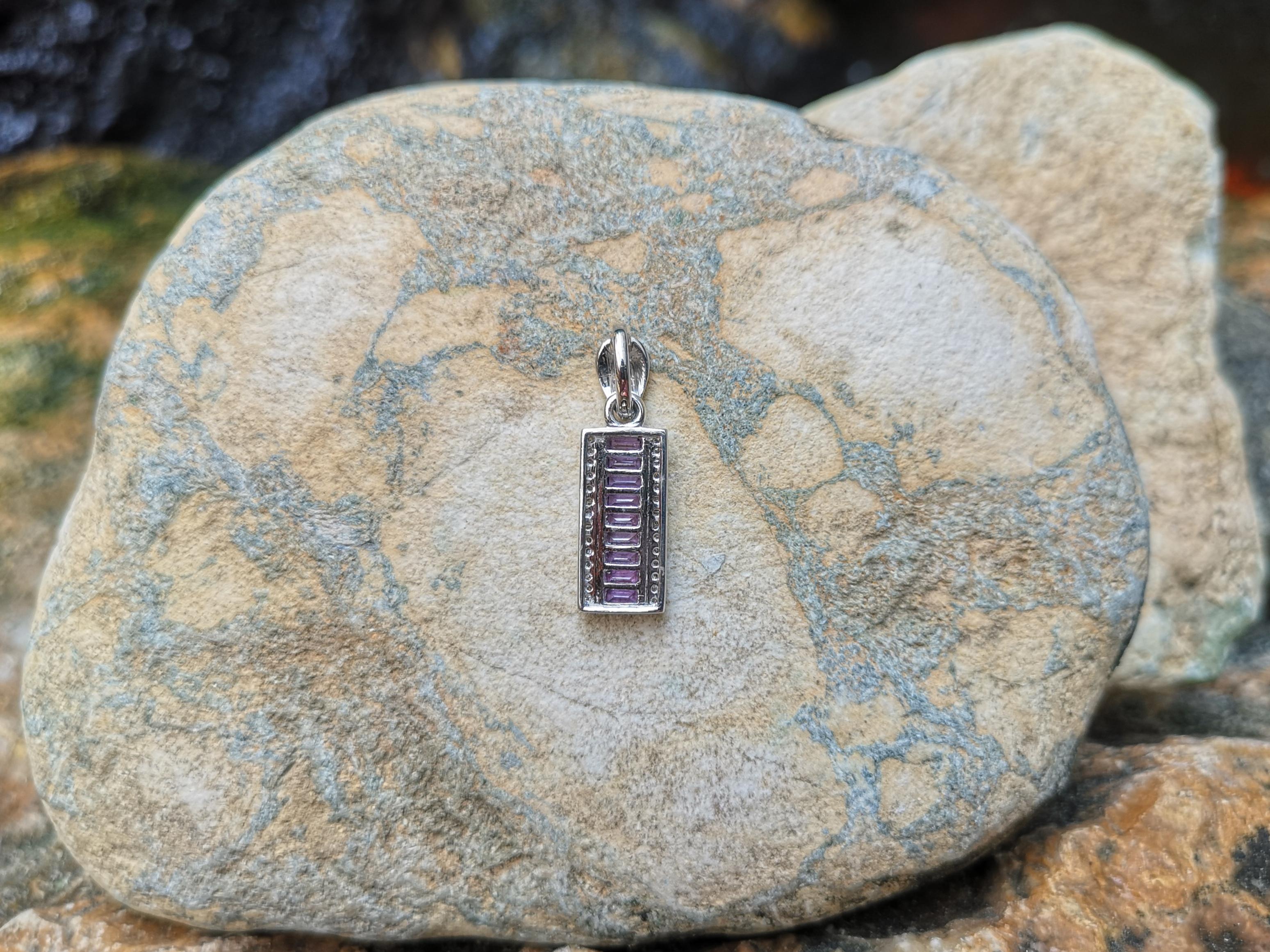 Pendentif en or blanc 18 carats serti d'un saphir violet et de diamants Unisexe en vente