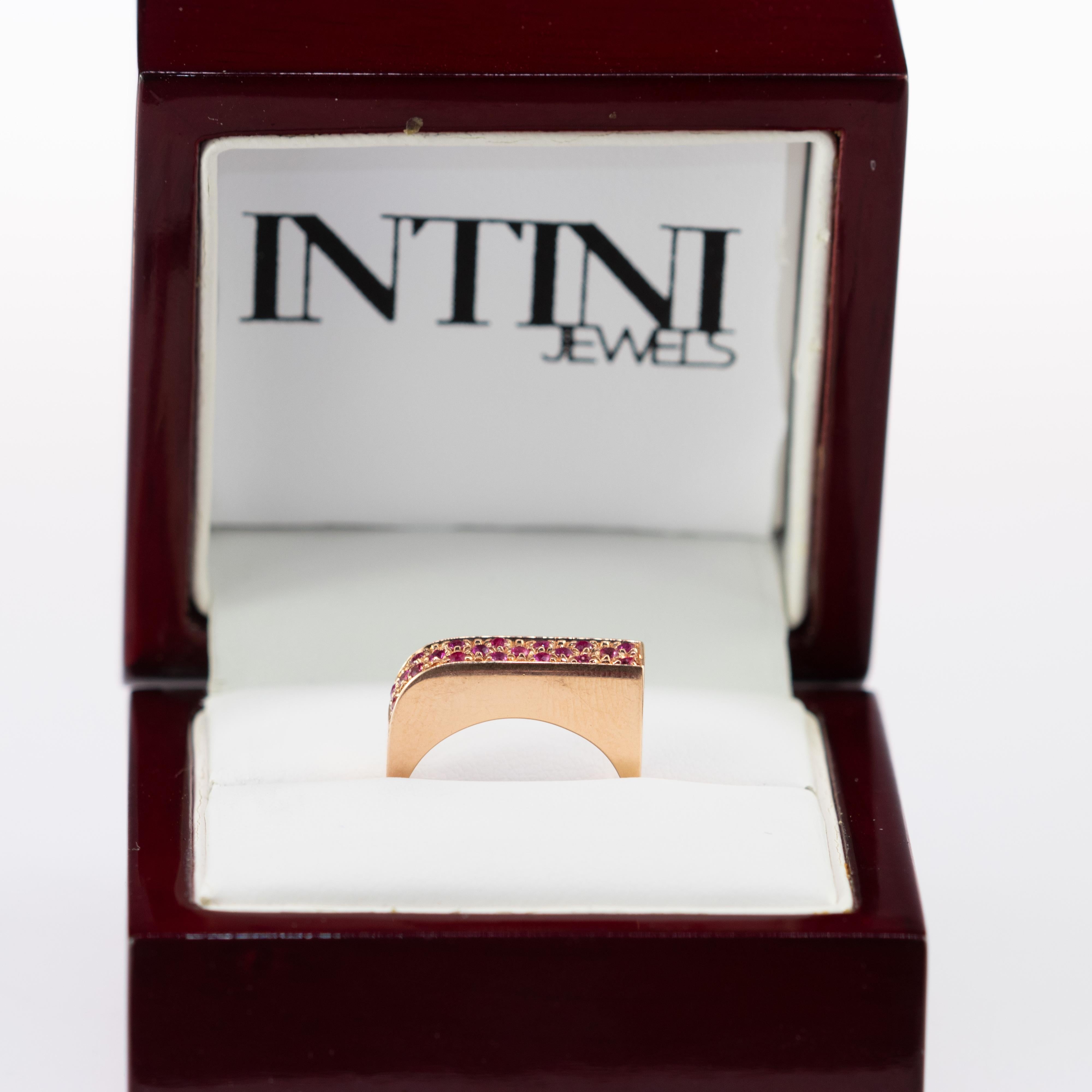 Zafiro púrpura Banda de oro amarillo de 18 quilates Anillo de cóctel abstracto cuadrado hecho a mano en venta 4