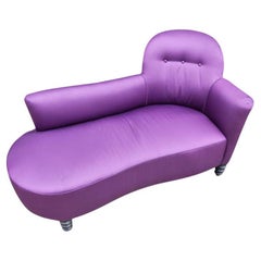 Fauteuil de salon tapissé de couleur satin violet des années 1930