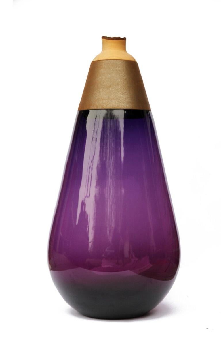 Récipient à empiler Purple Scarabee, Pia Wüstenberg
Dimensions : D 44 x H 90
Matériaux : verre, bois, rouille

Le plus grand vase empilable, une pièce maîtresse sculpturale de 90 cm de haut, défiant toutes les attentes en matière d'échelle et de
