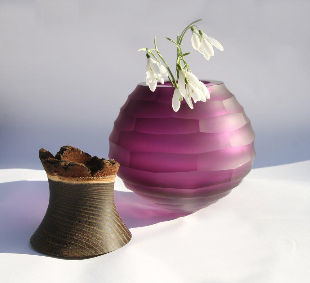 Purple sculpt stacking vessel, Pia Wüstenberg
Dimensions: D 23 x H 30
Materials: cut glass, wood
Available in other colors.

A Stacking Vessel with large overlapping diamond wheel cuts ranging from rough to Fine.
Handmade in Europe: hand blown